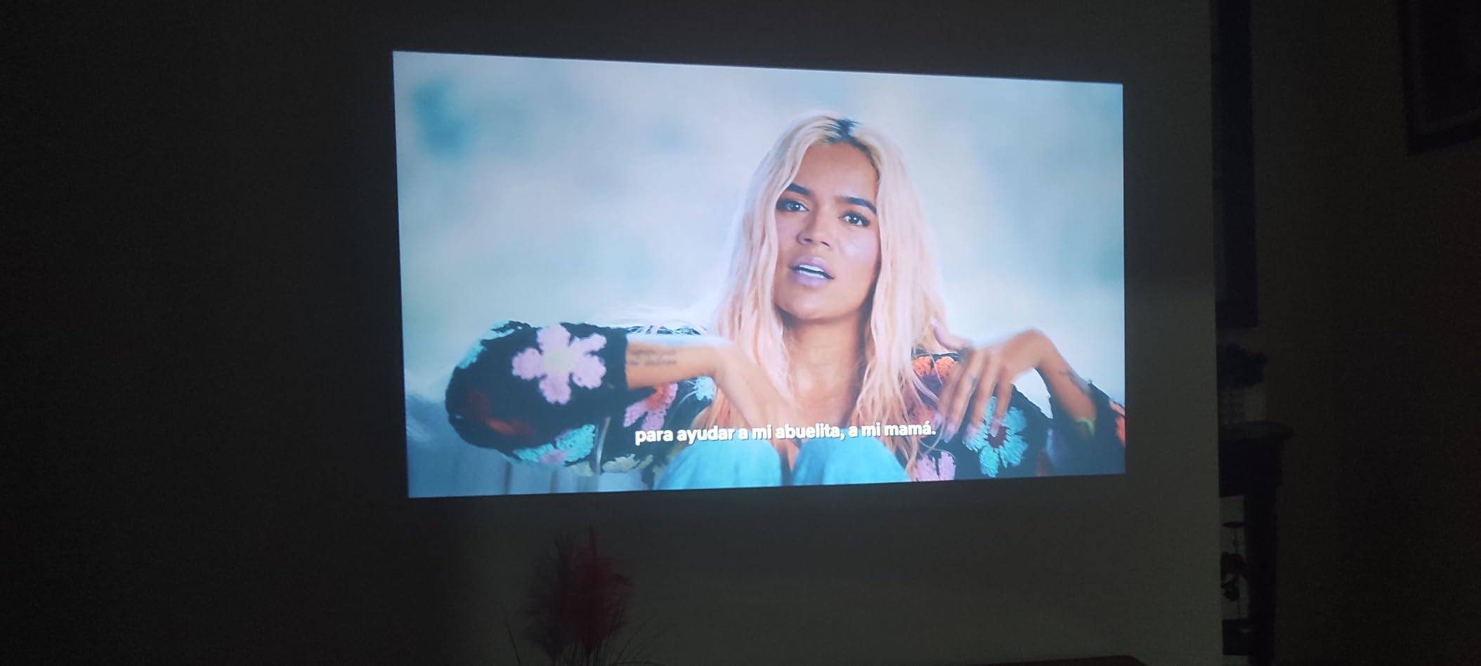 [Officially-Licensed APP & 1800 ANSI] Smart Mini Projector with WiFi and Bluetooth 4K Support, VOPLLS Auto Focus/Keystone Outdoor Portable Movie Phone Video Proyector customer photo 2