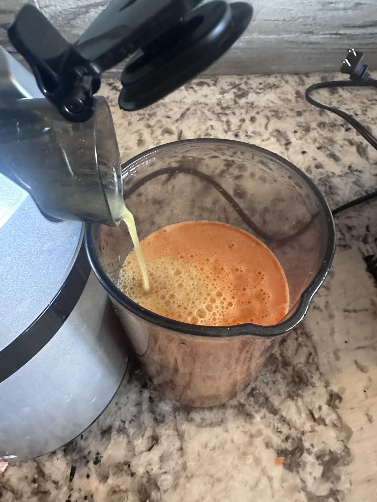 Fretta Compact Cold Press Juicer with PCTG Material, Fit Whole Fruits & Vegetables, BPA-Free, Easy to Clean, Pure Black, 1.0 L customer photo 1