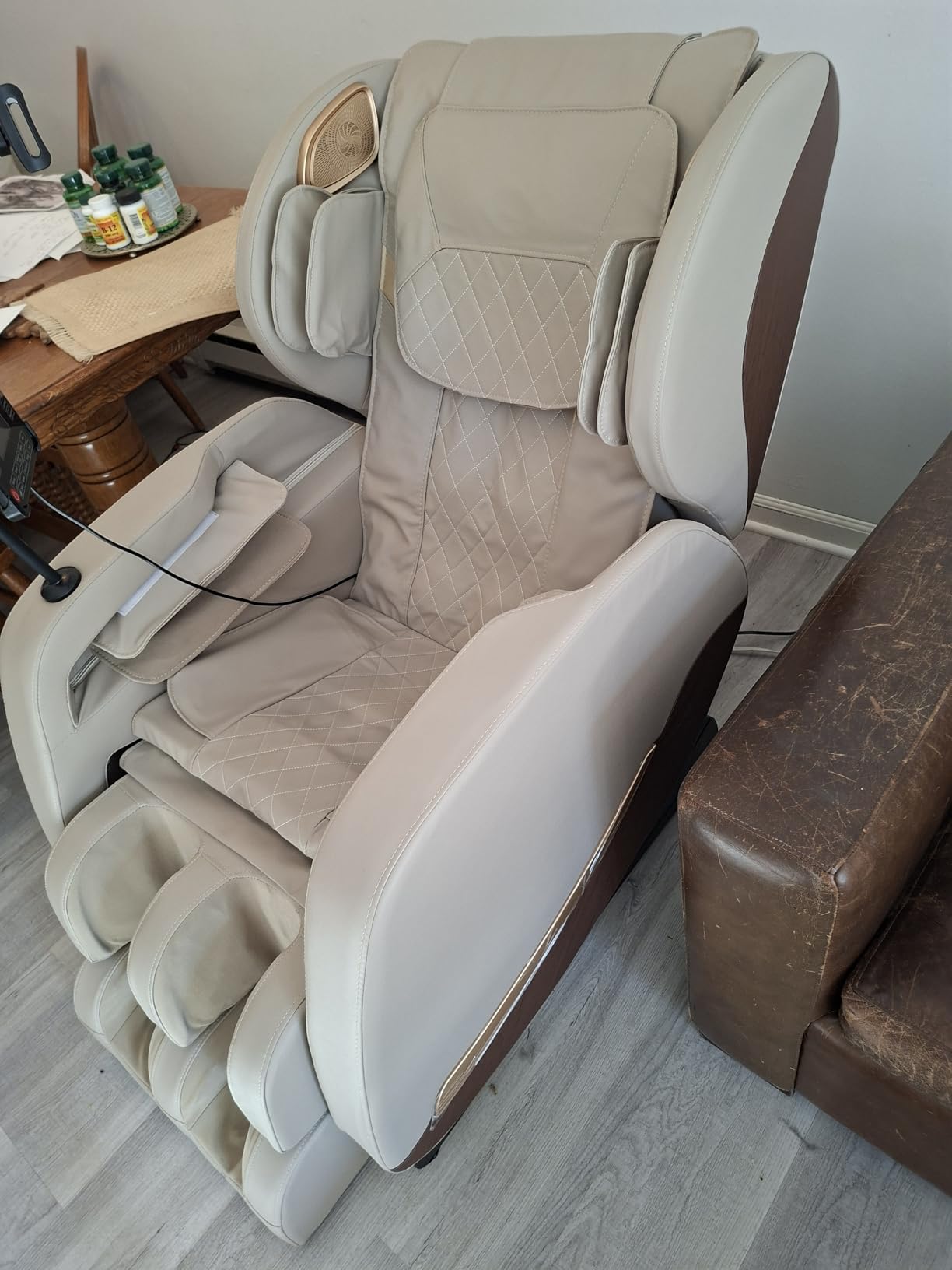 2026 Massage Chair, Full Body and Recliner with 10 Fixed Points, Zero Gravity, Wood Grain Leather, Foot Massage, Airbags, Lumbar Heating, Bluetooth and Control Screen customer photo 2