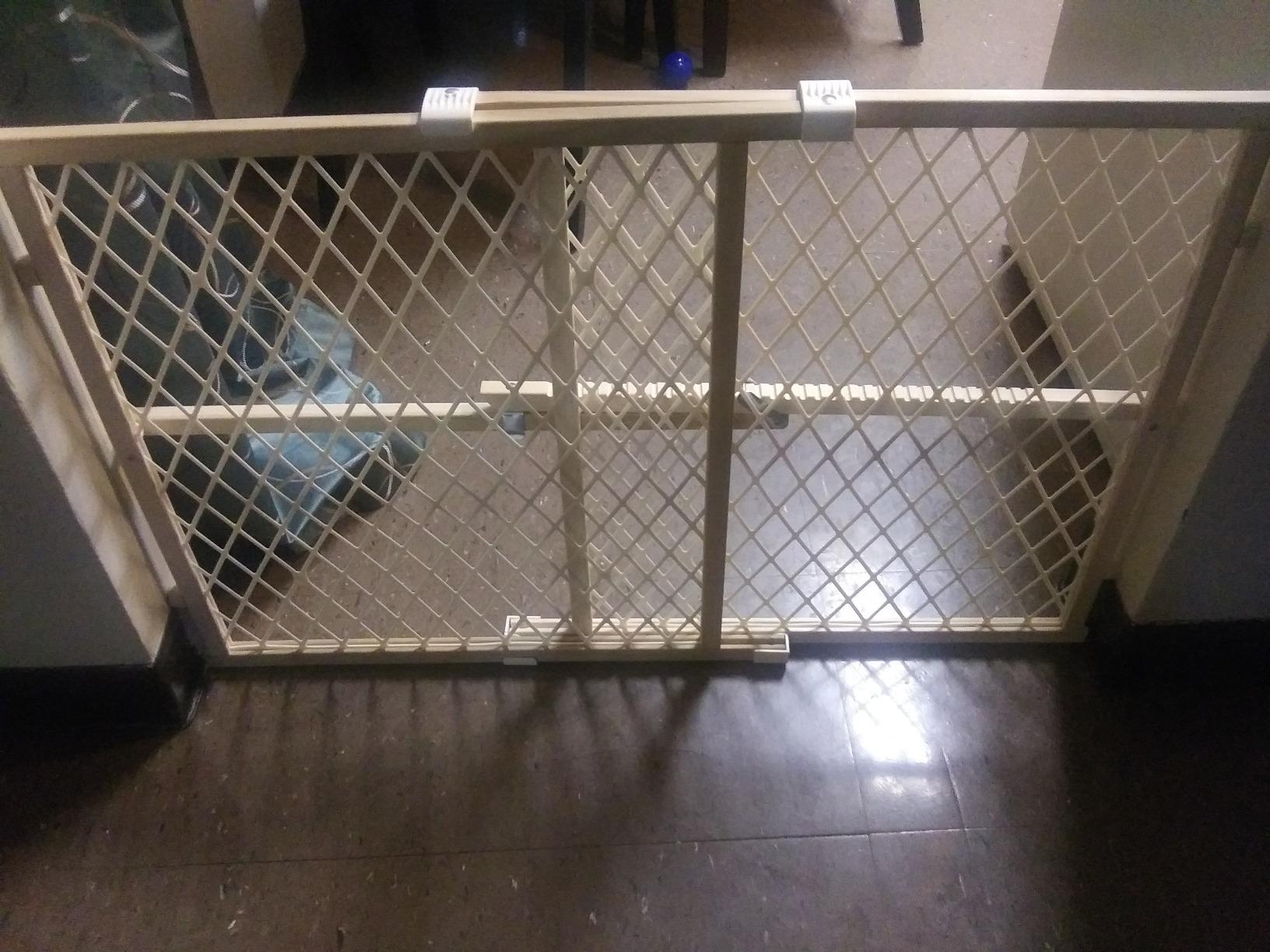Toddleroo by North States - Diamond Mesh Wooden Baby Gate: Pressure Mounted Baby Gate for Doorways - Adjustable 26.5 to 42 Inches Wide - 23 Inches Tall customer photo 2