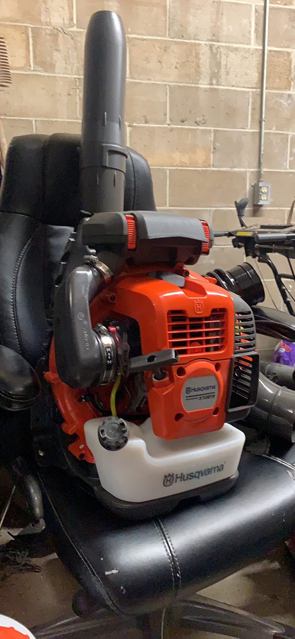 Husqvarna 570BTS Backpack Leaf Blower, 66-cc 4-HP 2-Cycle Gas Leaf Blower, 972-CFM, 236-MPH, 37-N customer photo 2