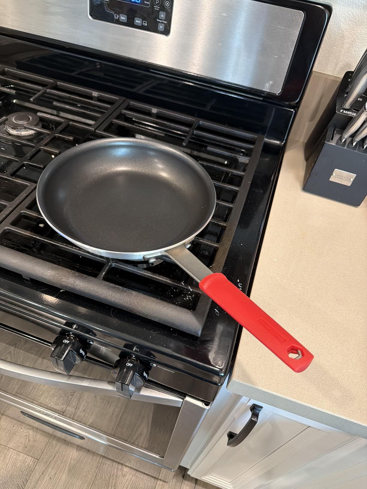 Tramontina Professional 10-Inch Non Stick Frying Pan, Heavy-Gauge Aluminum Skillet with Reinforced Nonstick Coating, Red Handle, Dishwasher and Oven Safe customer photo 1