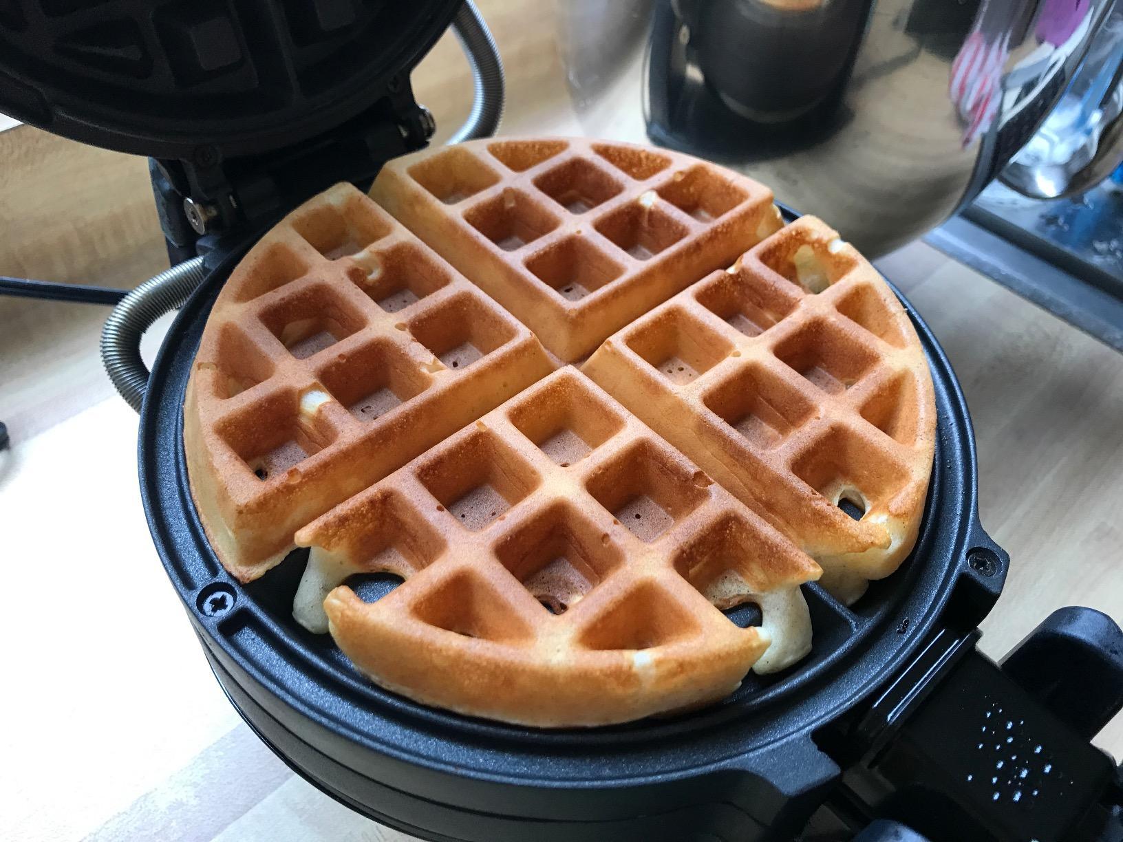 BLACK+DECKER Rotating Waffle Maker, Black, WMD200B customer photo 1