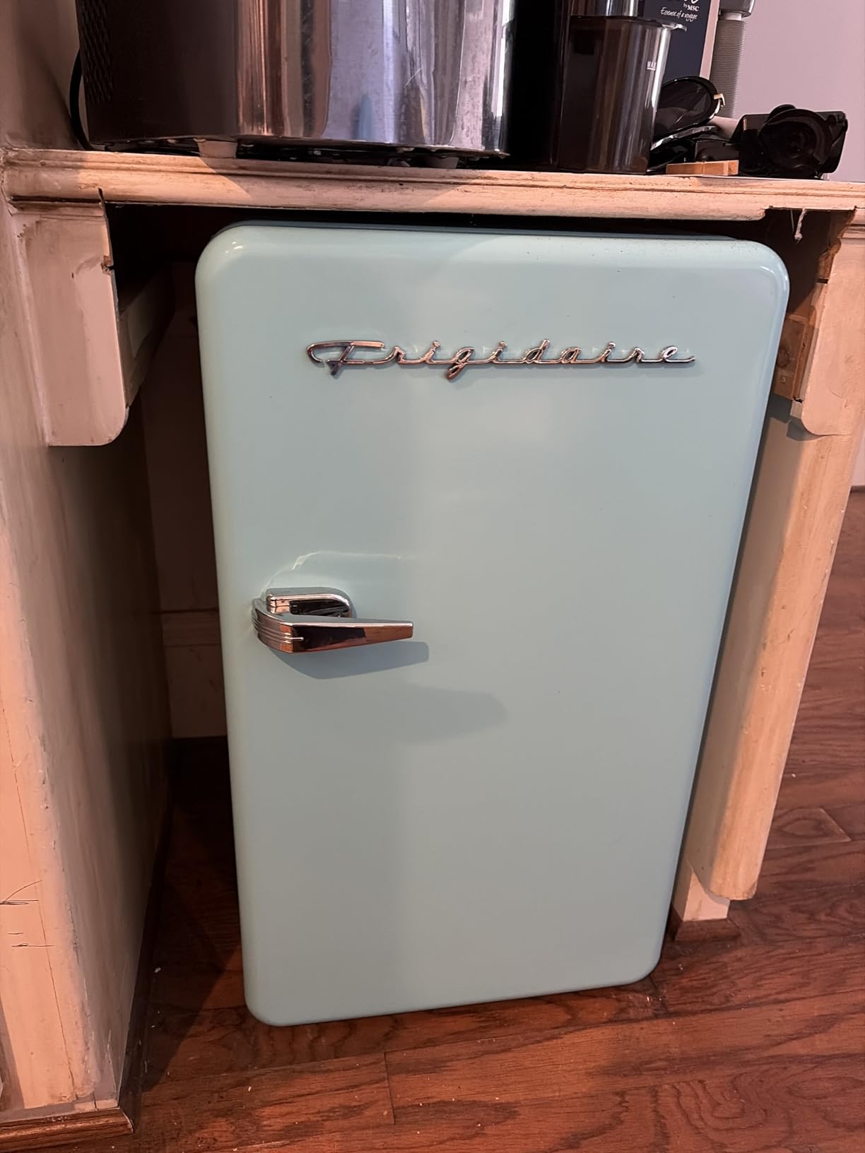 Frigidaire Retro Compact Refrigerator with Chiller, 3.2 cu ft Countertop Fridge, Built-In Bottle Opener, Rounded Corners, Premium, for Office, Bedroom, Dorm Room, Cabin, 18.5D x 20W x 31.5H (Pink) customer photo 2