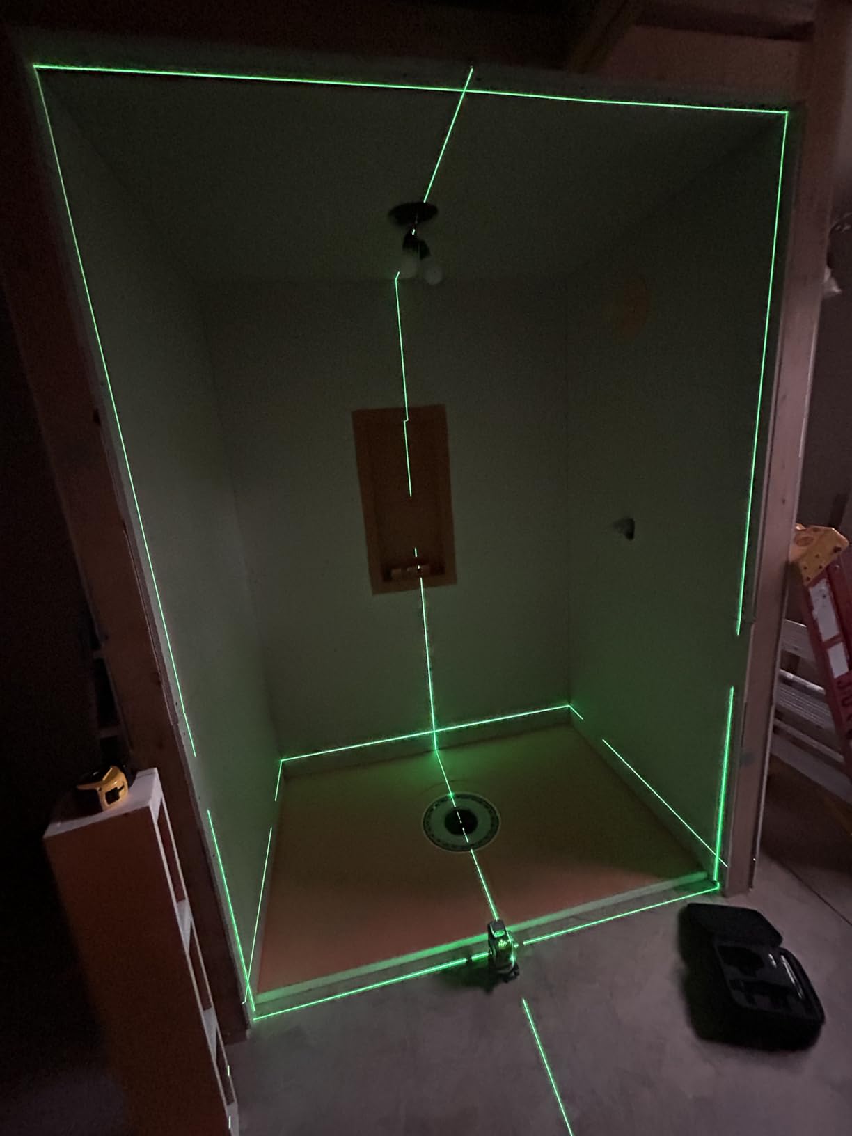 CIGMAN Laser Level Self Leveling 3x360° 3D Green Cross Line for Construction and Picture Hanging, Rechargeable battery, Remote Controller, Magnetic Rotating Stand Included customer photo 1