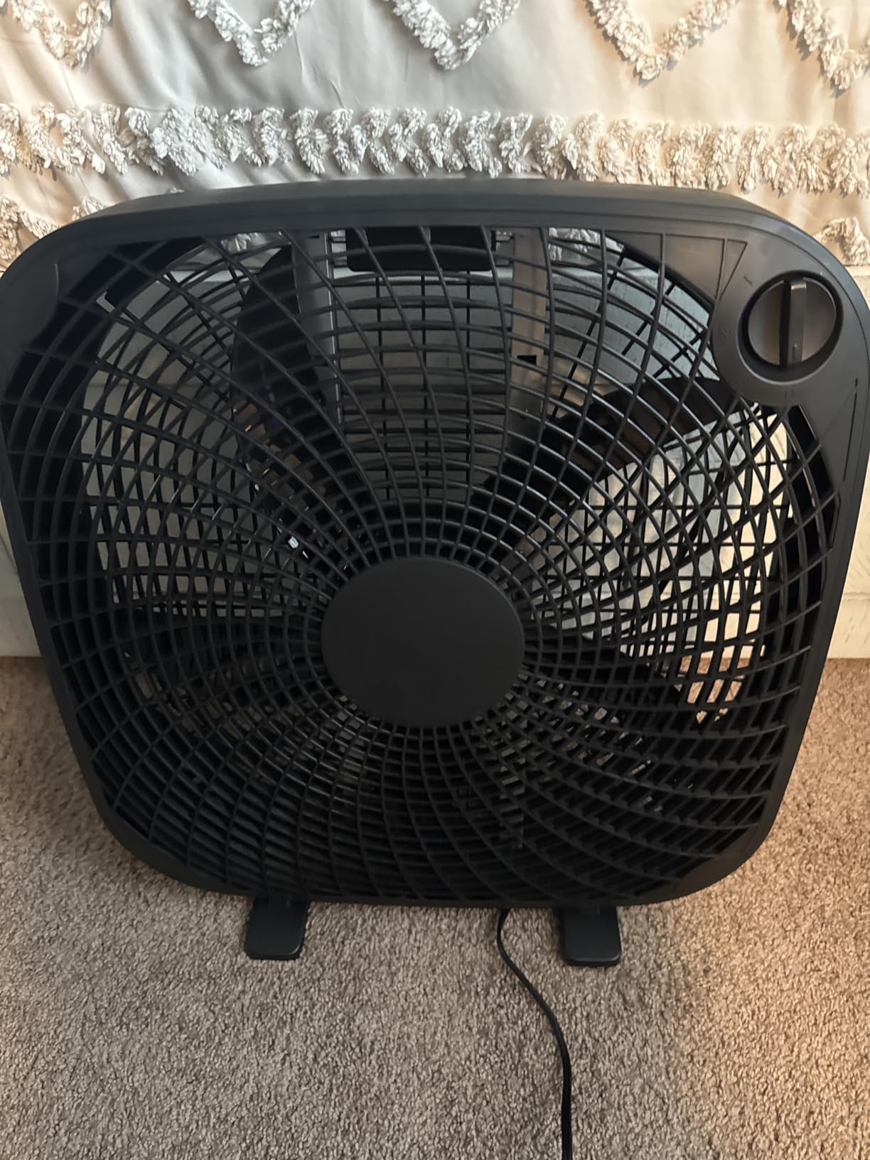 Amazon Basics 3-Speed Box Fan for Bedroom, Portable with Carry Handle, Powerful Airflow, 5 Blades, Lightweight Design, 67 Watts, 20-Inch, Black customer photo 1