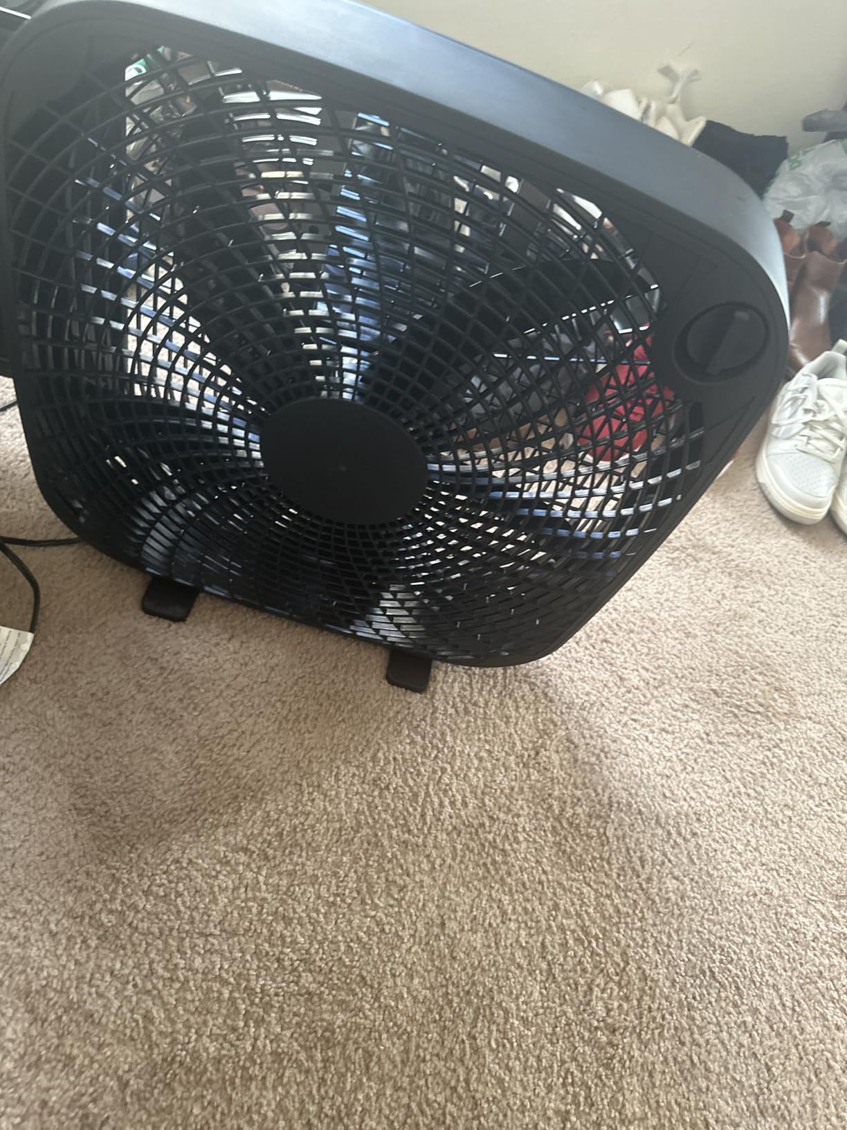 Amazon Basics 3-Speed Box Fan for Bedroom, Portable with Carry Handle, Powerful Airflow, 5 Blades, Lightweight Design, 67 Watts, 20-Inch, Black customer photo 2