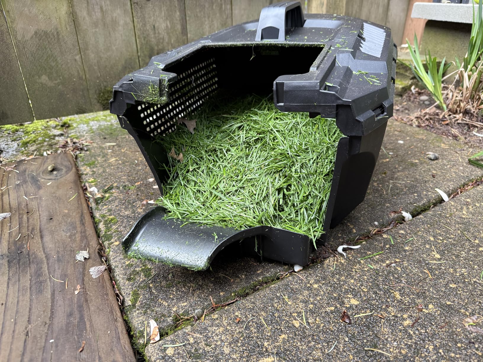 LawnMaster CLM2413A Cordless 13-Inch Lawn Mower 24V Max with 2X4.0Ah Battery and a Charger customer photo 2