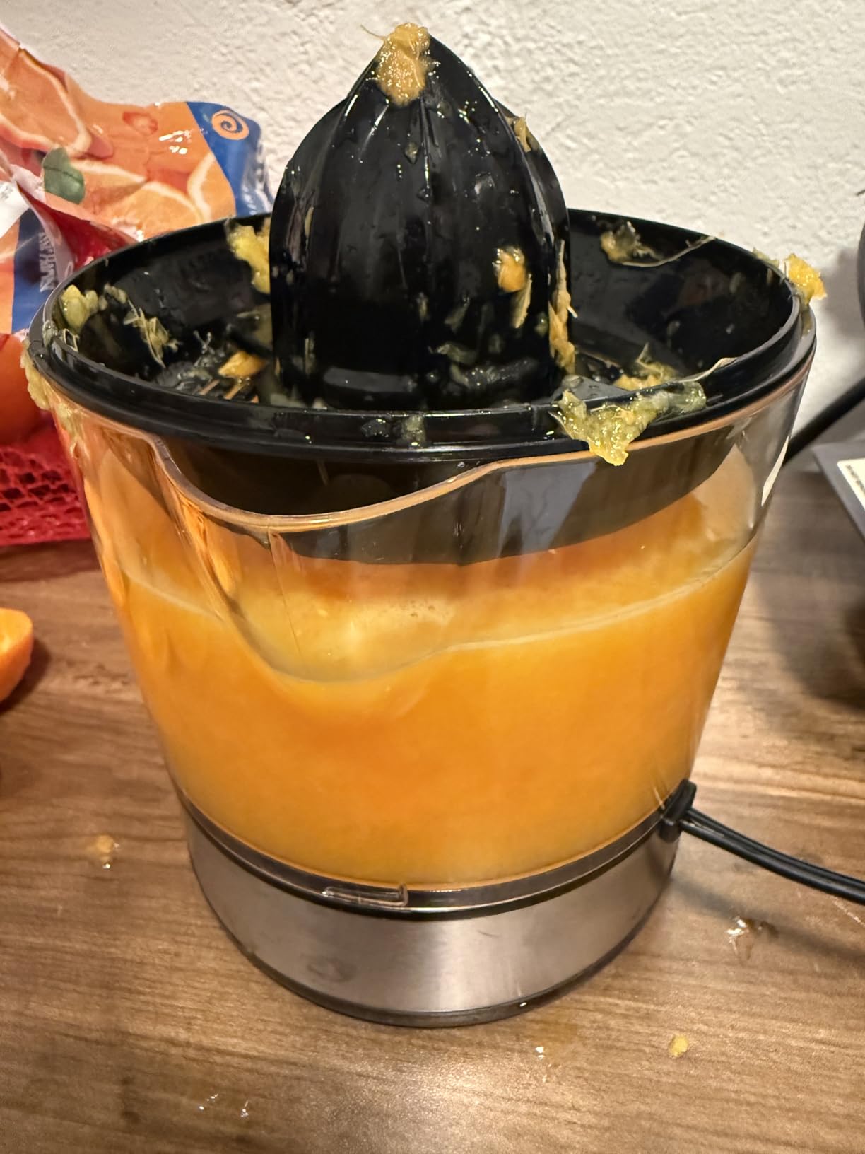 Elite Gourmet ETS623 BPA-Free 40-Watt Electric Citrus Juicer, Compact, Large Volume, Pulp Control, Oranges, Lemons, Limes, Grapefruits with Easy Pour Spout, 24oz, Black/Stainless Steel customer photo 2