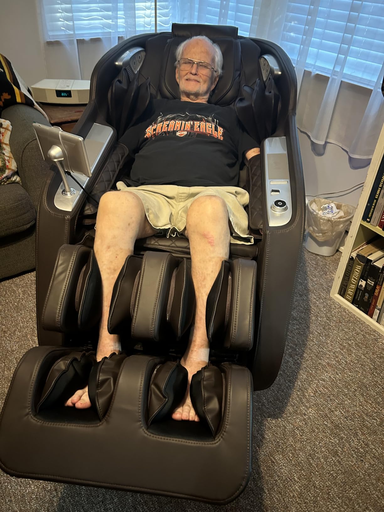 VEVOR Massage Chair - Full Body Zero Gravity Recliner with Multi Auto Modes, 3D Shiatsu, Heating, Bluetooth Speaker, Airbag, Foot Roller, and Touch Screen customer photo 2