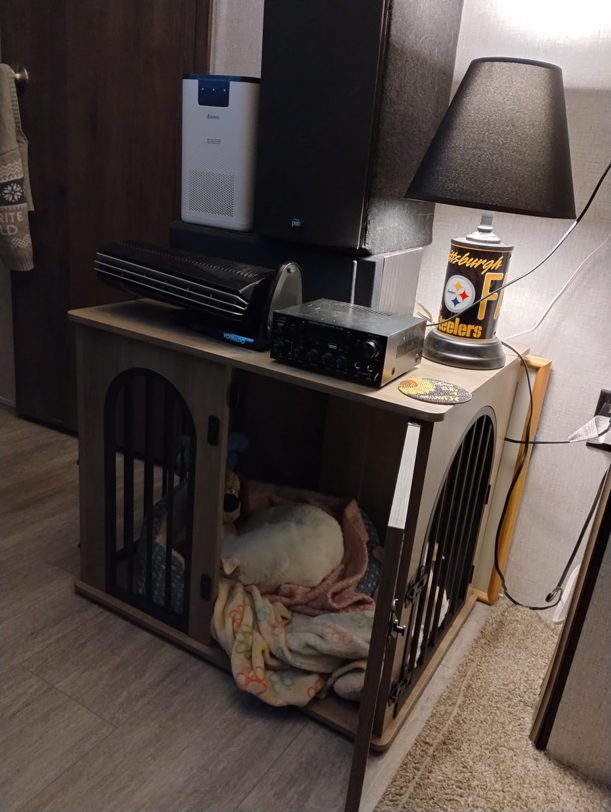 Hzuaneri 31.5'' Wooden Dog Crate Furniture, Indoor Dog Kennel Dogs Cage for Small/Medium Dogs, Heavy Duty Dog Crates Decorative Pet House End Side Table TV Stand, White Brown customer photo 1