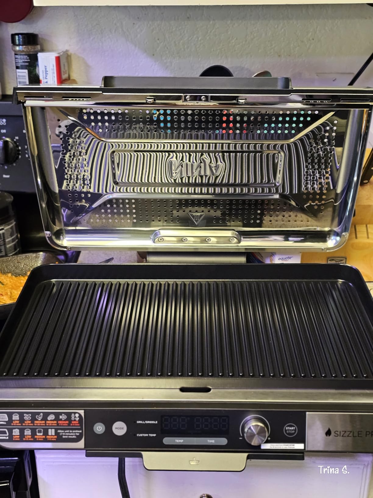 Ninja Sizzle Pro XL 20-Inch Indoor Griddle + Grill, Detachable Ventilated Lid, Grease Control, Ceramic Nonstick Plates, Even Edge Cooking, Extra Large Capacity, Versatile, Silver, GX101 customer photo 1
