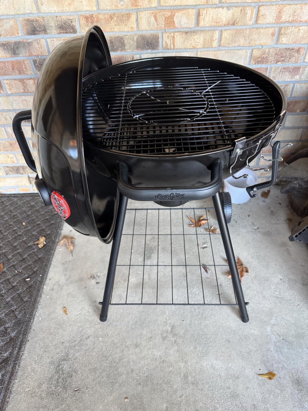 Char-Griller CG30040725 22-inch Kettle Charcoal Grill and Smoker, 363 sq. in. customer photo 1
