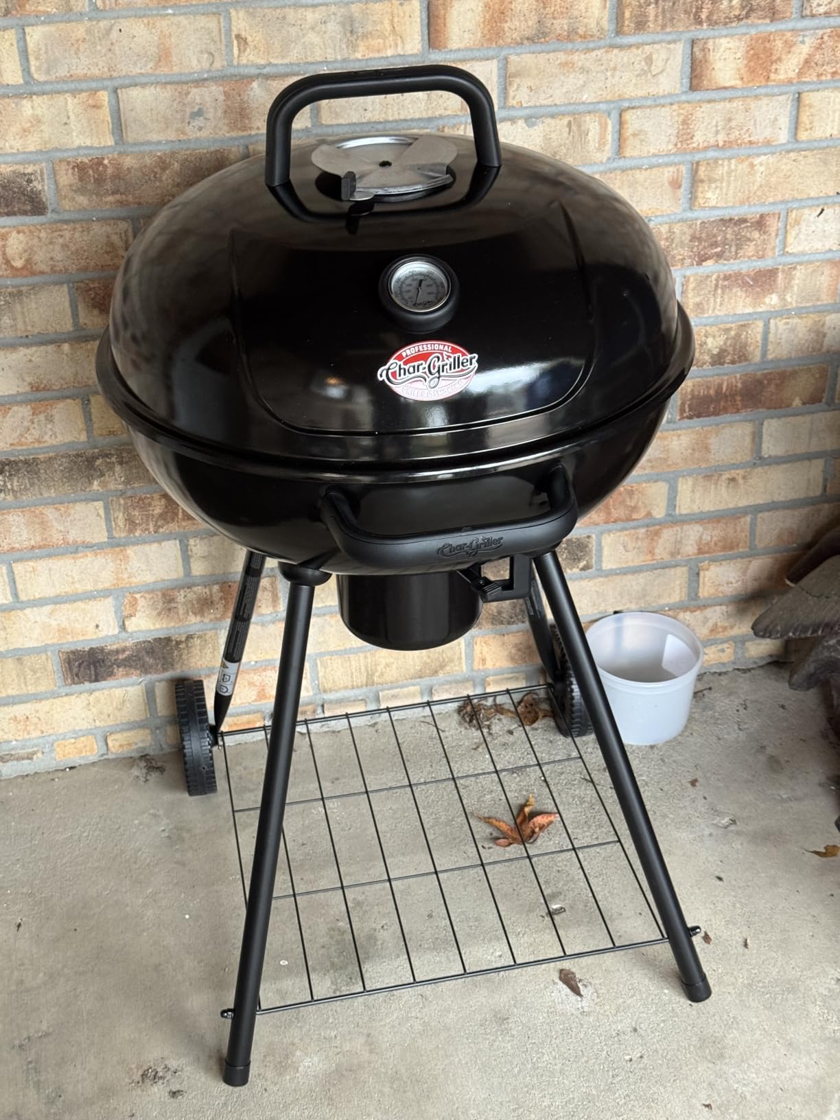 Char-Griller CG30040725 22-inch Kettle Charcoal Grill and Smoker, 363 sq. in. customer photo 2