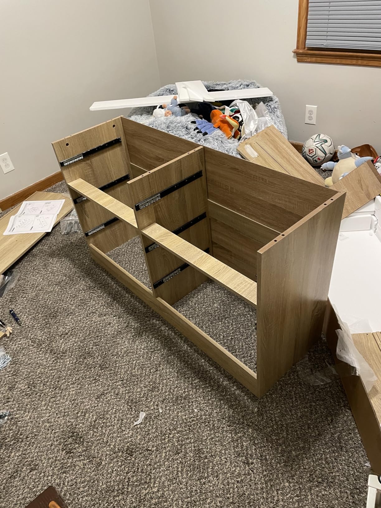 Bigbiglife 9 Drawer Dresser with Built-in Power Outlet, Mid Century Modern Chest of Drawers for Bedroom, 63