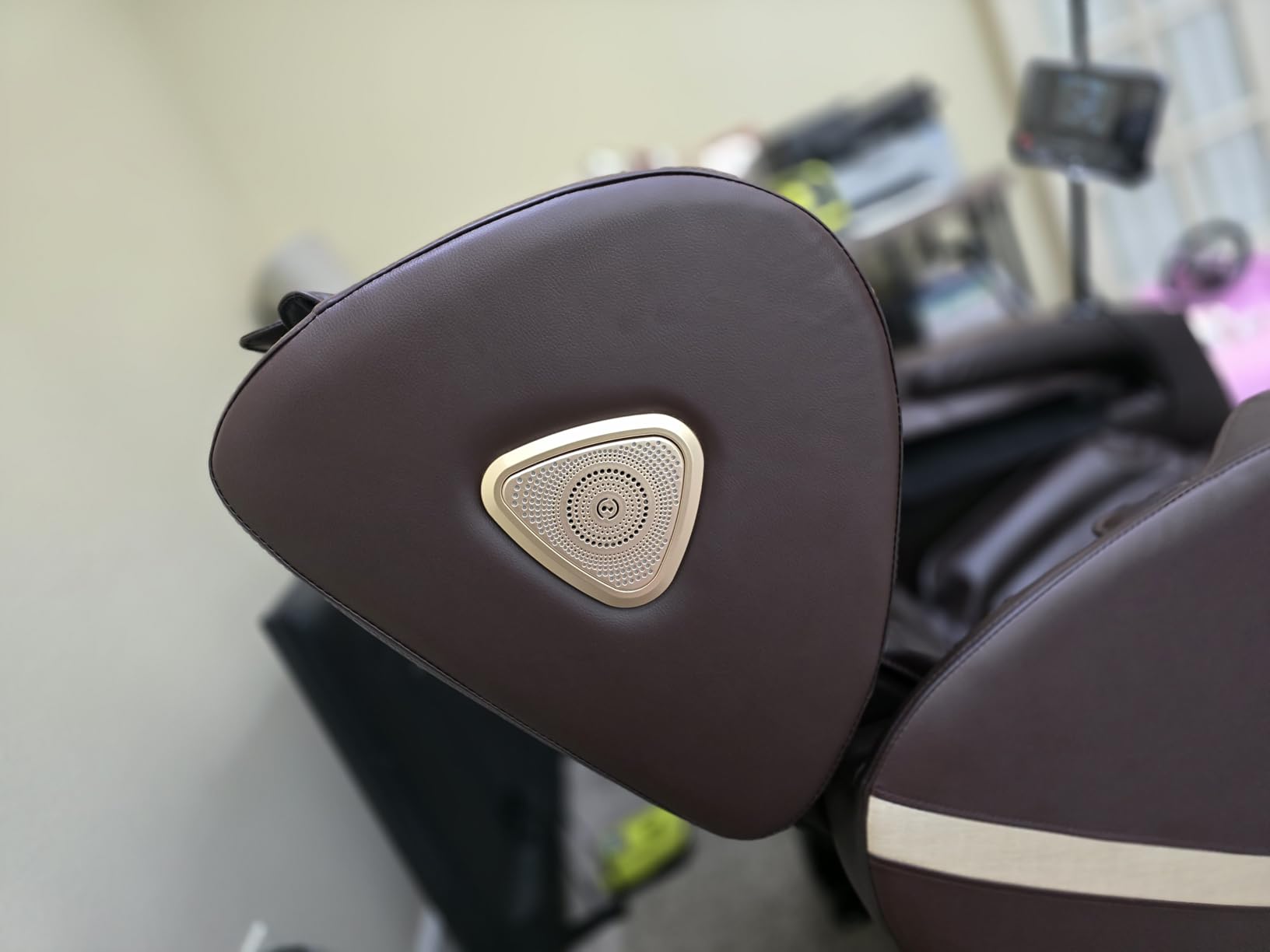 FURNIMAT 2026 Massage Chair Full Body, Zero Gravity Massage Chair with 10 Fix Rollers, Airbags, Heating, Foot Massage, Auto Modes, Bluetooth Speaker, Smart Screen Controller (Brown Premium) customer photo 2