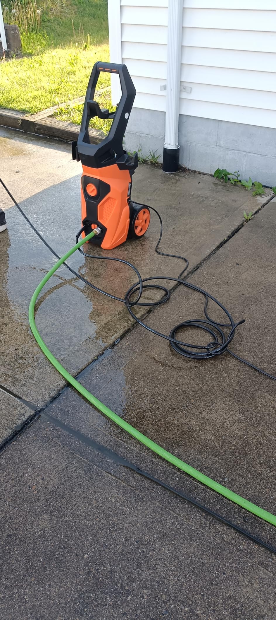 BILT HARD 1.76 GPM 2300 PSI Electric Pressure Washer, Power Motor with Stainless Steel Wand, 4 Spray Nozzles, Built-in Detergent Tank, 20Ft Hose, 35Ft Power Cord for Cars/Driveway/Fences/Home/Patios customer photo 1