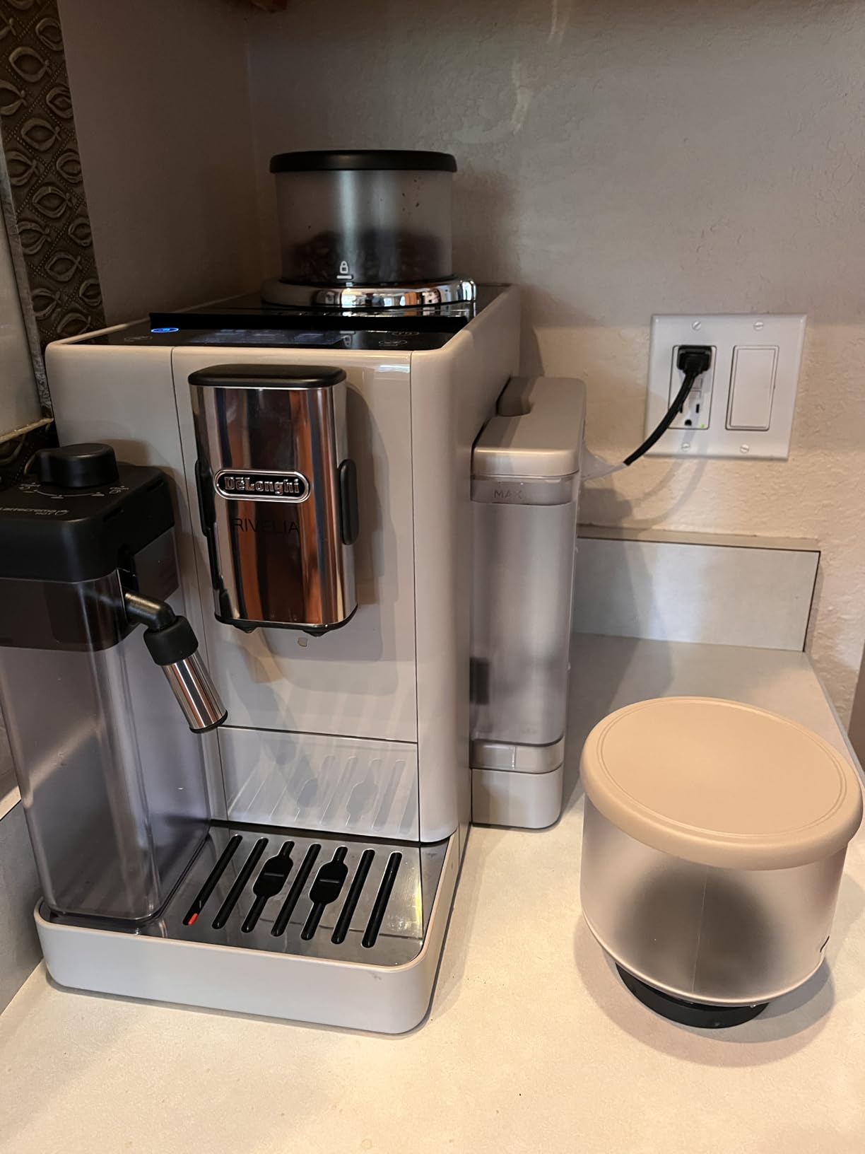 De'Longhi Rivelia Automatic Espresso Machine with Grinder & Milk Frother - All-in-One Coffee Maker, Hot & Iced Latte, Cappuccino, Bean Switch System, Compact Italian Design, Beige customer photo 1