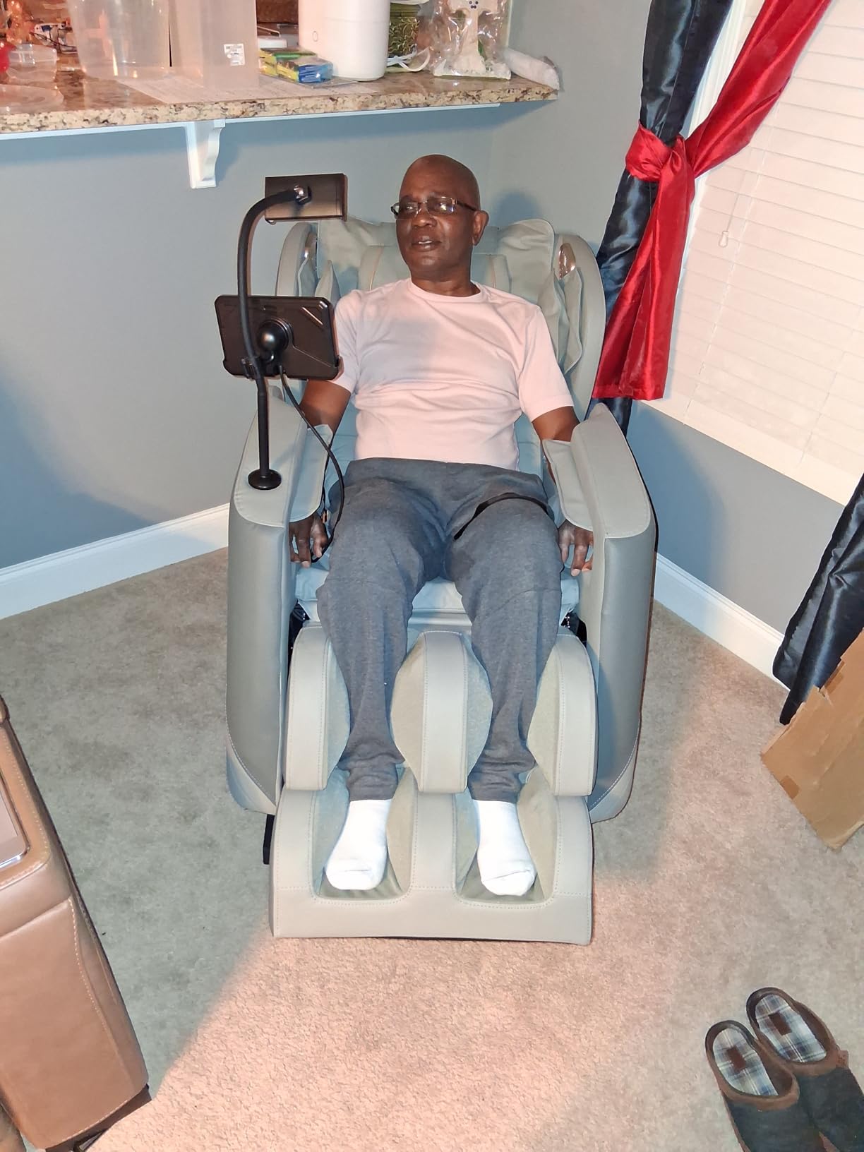 Massage Chair Full Body, Zero Gravity Massage Chair with 16 Fix Rollers, Auto Massage Program, Foot and Calf Massage, Recliner Chair with Heating, Touch Screen Controller, Bluetooth Speaker customer photo 2