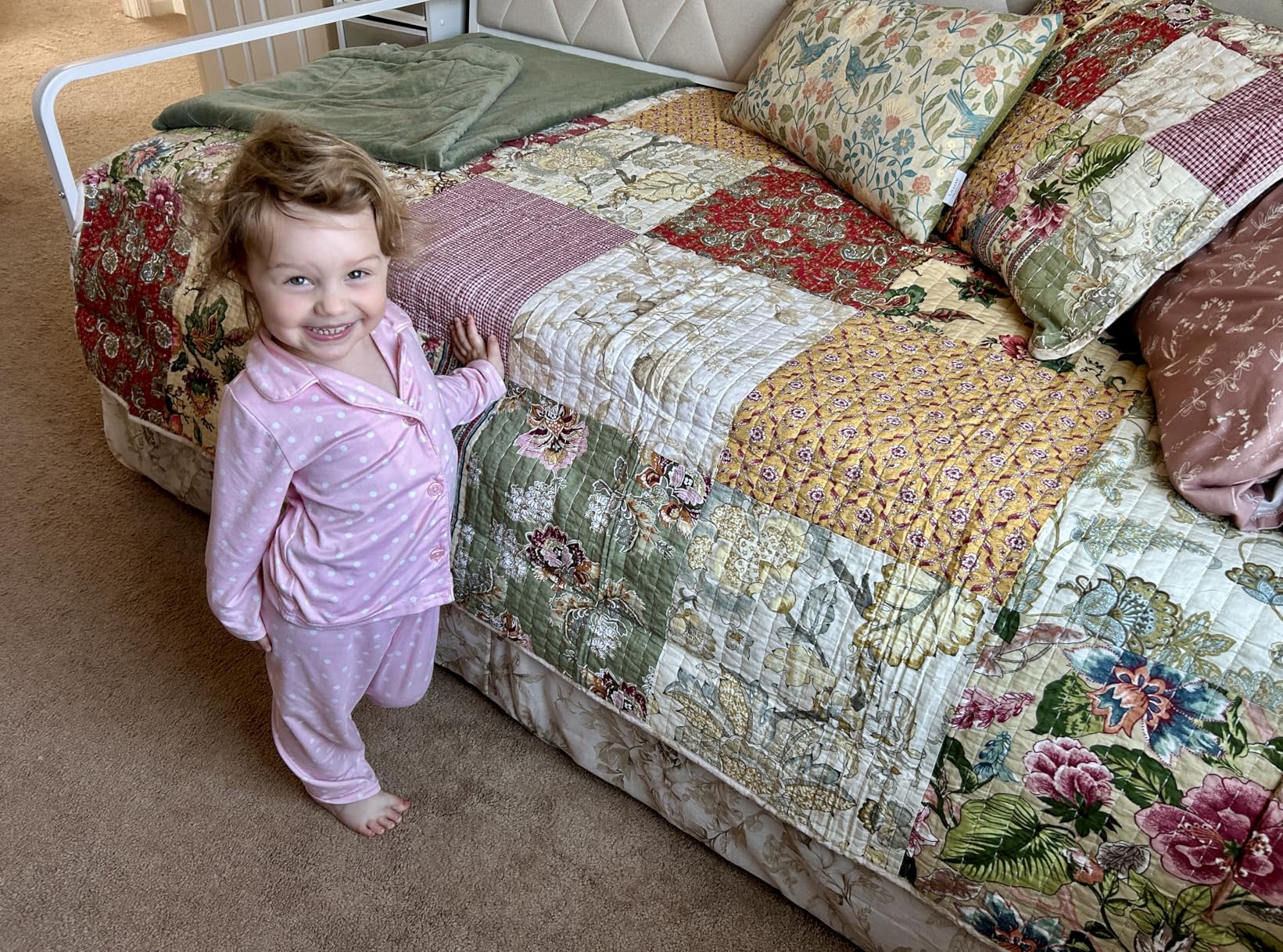 ONBRILL Twin Daybed with Trundle, Twin to King Daybed with Pop up Trundle, Metal Twin Day Bed Frame with Storage Drawers, Upholstered Headboard & Power Outlet for Living Room & Guest Room, White customer photo 1