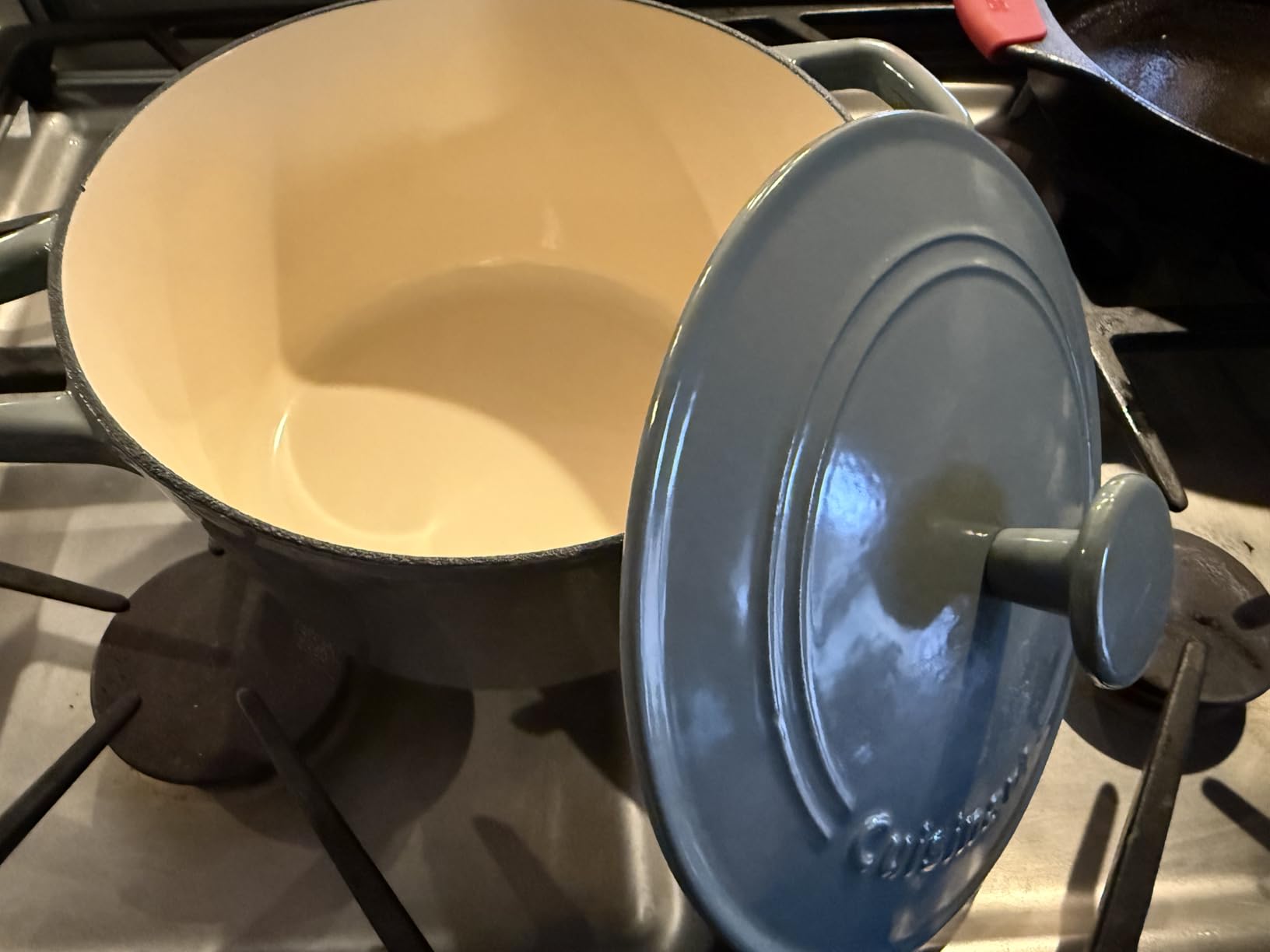 Cuisinart Chef's Classic Enameled Cast Iron Dutch Oven with Lid, Porcelain Enameled Interior, Oven Safe, Induction Compatible, 7-Quart, Round (Provencial Blue) customer photo 2