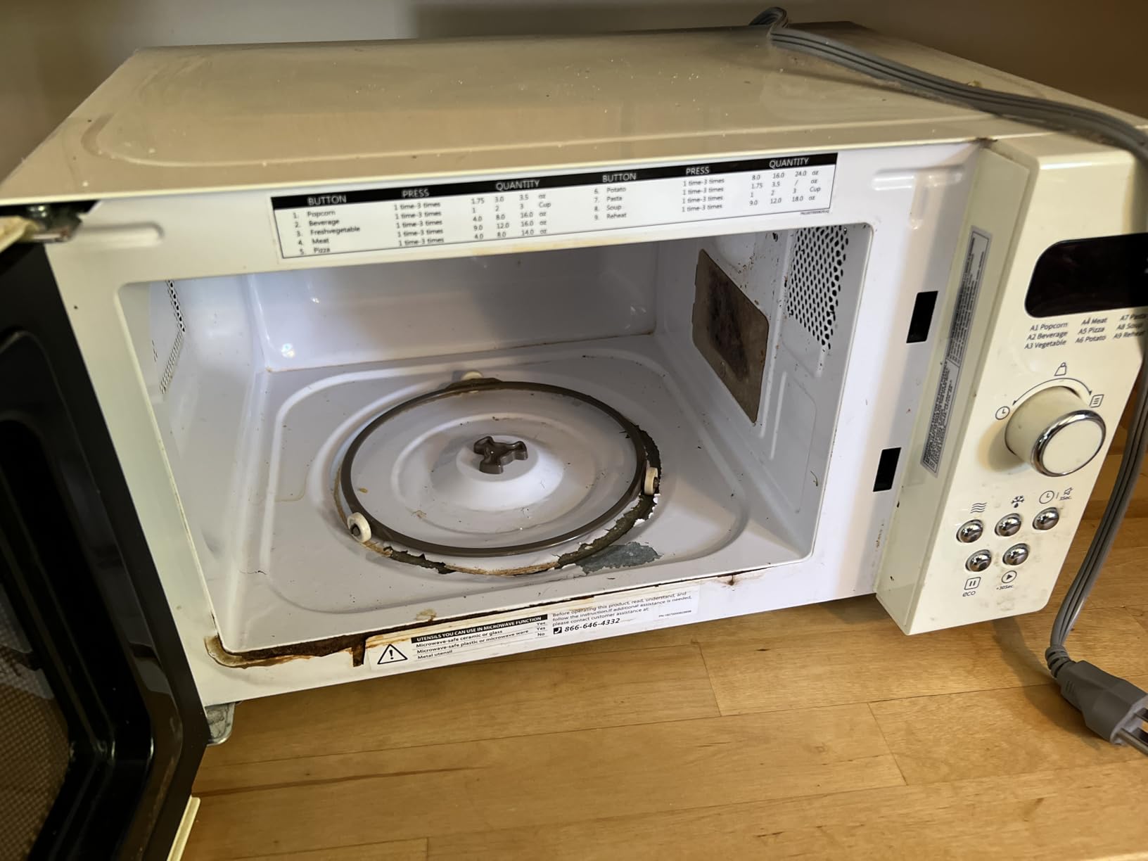 COMFEE' EM720CPL-PMB Countertop Microwave Oven with Sound On/Off, ECO Mode and Easy One-Touch Buttons, 0.7cu.ft, 700W, Black customer photo 1