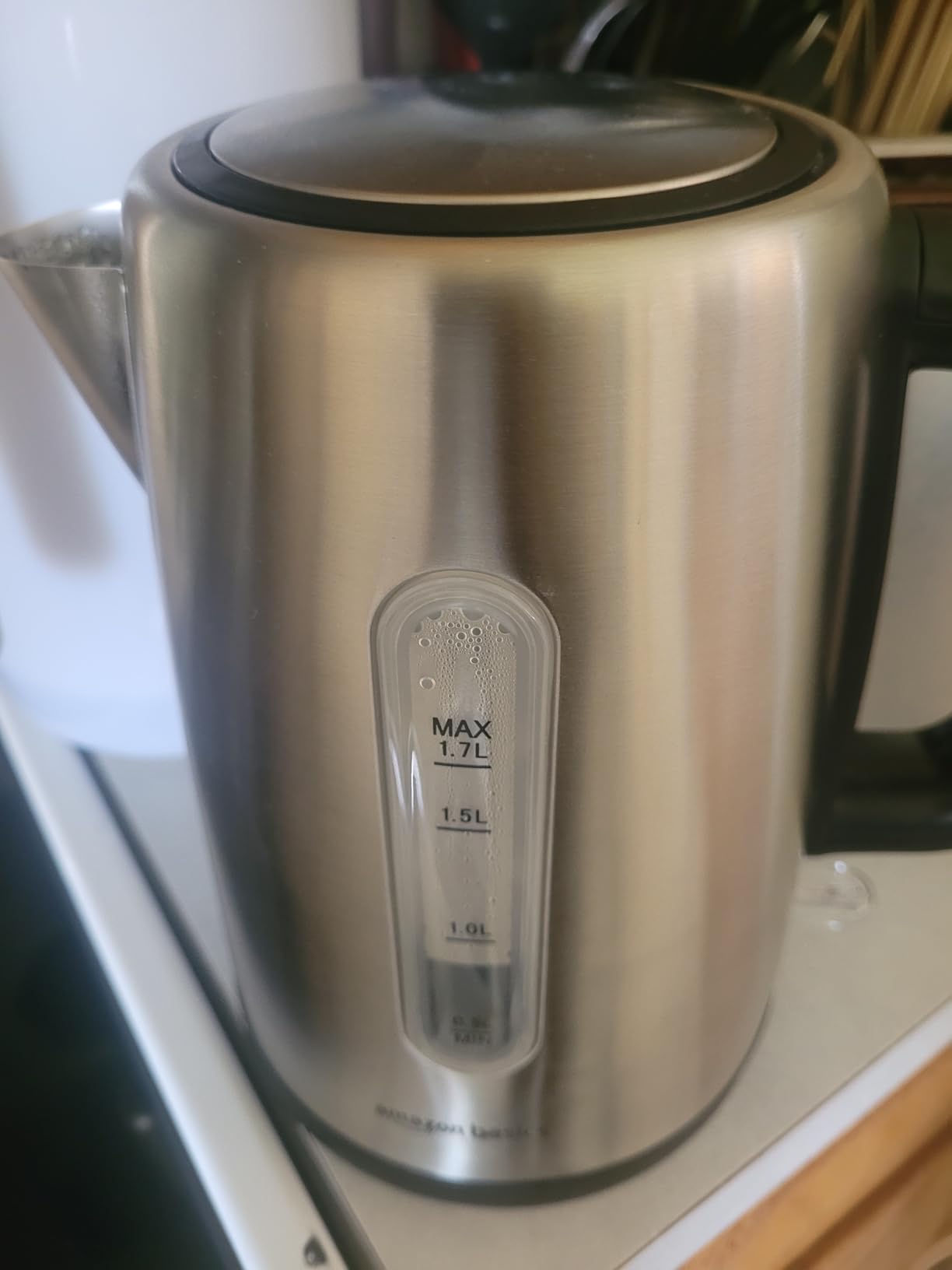 Amazon Basics Electric Stainless Steel Kettle for Tea and Coffee, BPA-Free, Fast Boiling, Auto Shut-Off, Boil-Dry Protection, 1.7 Liter, 1500W, Black and Silver customer photo 1
