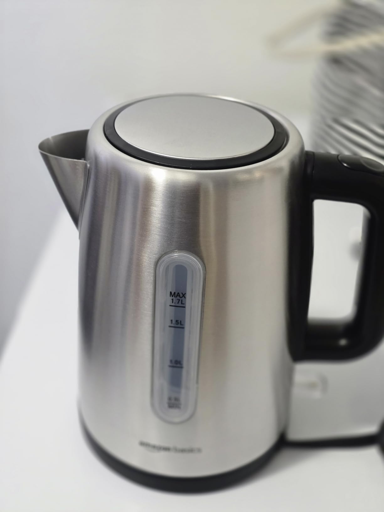 Amazon Basics Electric Stainless Steel Kettle for Tea and Coffee, BPA-Free, Fast Boiling, Auto Shut-Off, Boil-Dry Protection, 1.7 Liter, 1500W, Black and Silver customer photo 2