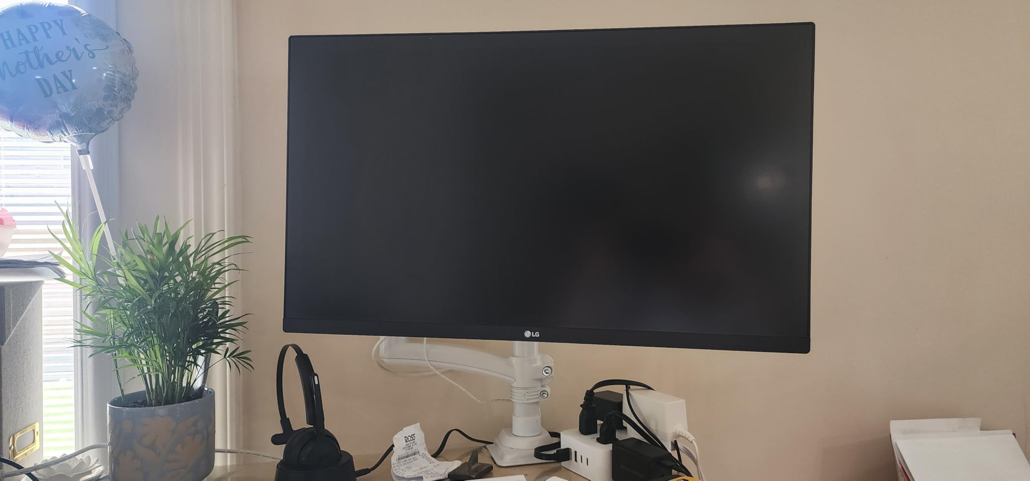 LG 27US500-W Ultrafine Monitor 27-Inch 4K UHD (3840x2160) HDR10 IPS Borderless Design Reader Mode Flicker Safe customer photo 2