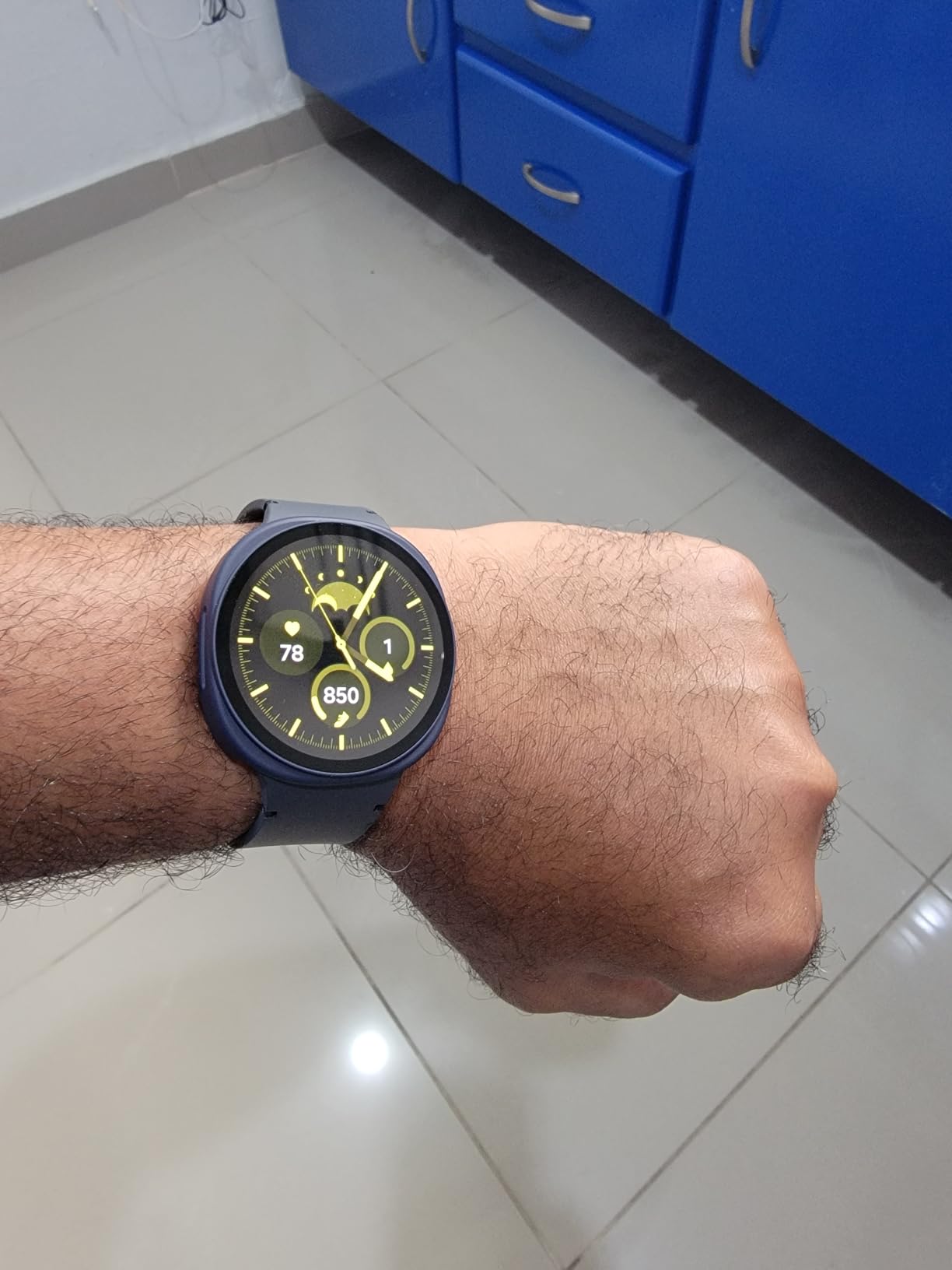 Samsung Galaxy Watch 8 (2025) 40mm Bluetooth Smartwatch, Cushion Design, Fitness Tracker, Sleep Coaching, Running Coach, Heart Rate Tracking, Graphite customer photo 2