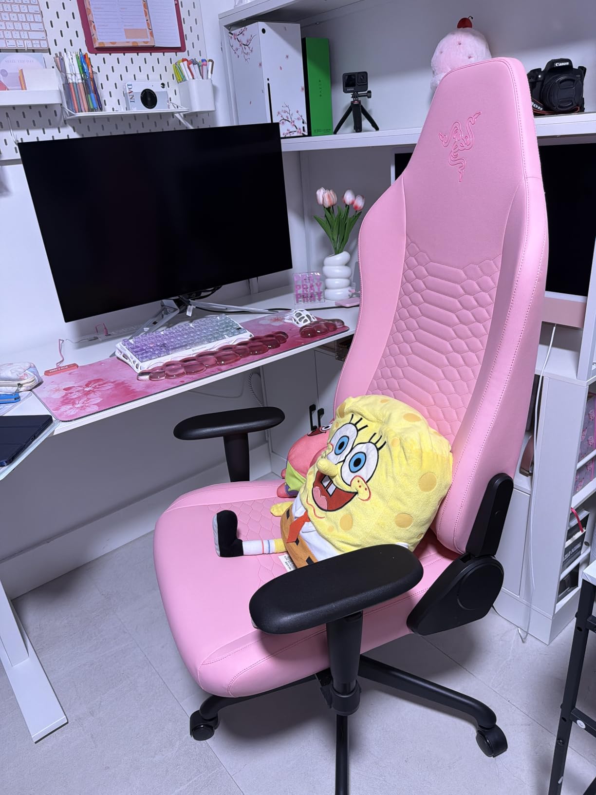 Razer Iskur V2 X NewGen Ergonomic Gaming Chair - Built-in Lumbar Support, Cooltouch Gen-2 EPU Leather, Ultra-Wide Seat Base, Adjustable 152 Degree Recline, Foam Cushions - Black/Green customer photo 1