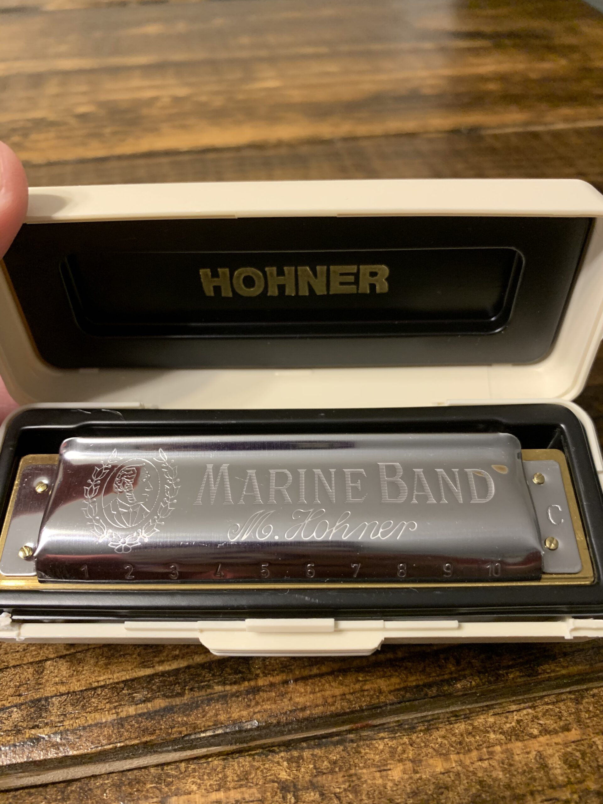Hohner Marine Band 1896bx C Harmonica, Key of C, 0.9mm Brass Reeds, 10-Hole Marine Band 1896, Brass Reedplates, Lacquered Pearwood Comb, Stainless Steel Covers customer photo 2