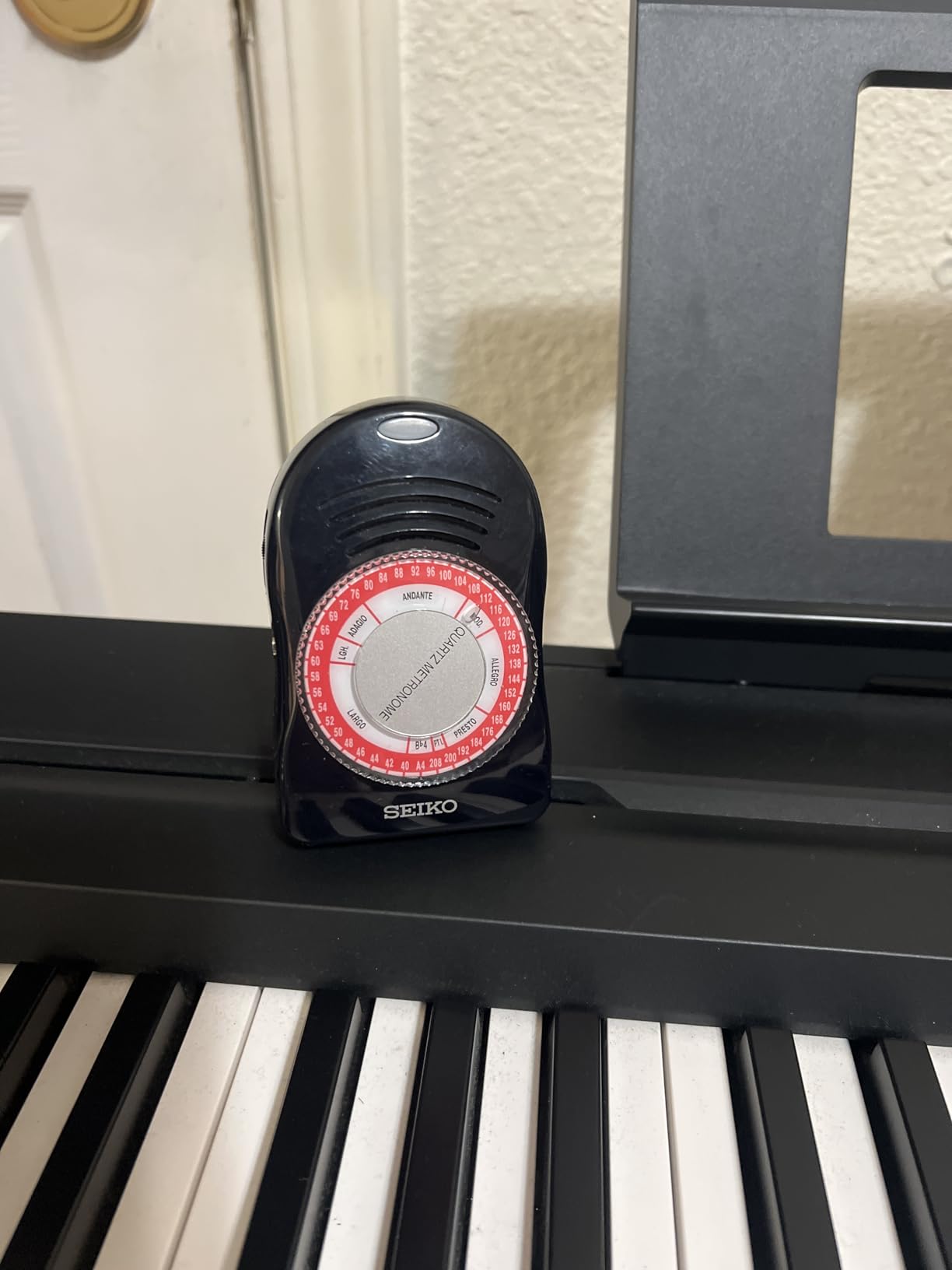 Seiko SQ50-V Quartz Metronome For Piano, Guitar and All Instruments, Easy-To-Use, Tempo Range 40-208BPM, Built-In Tone Generators (A&Bb), Adjustable Volume & Click Options, Red LED, Earphone Jack customer photo 1