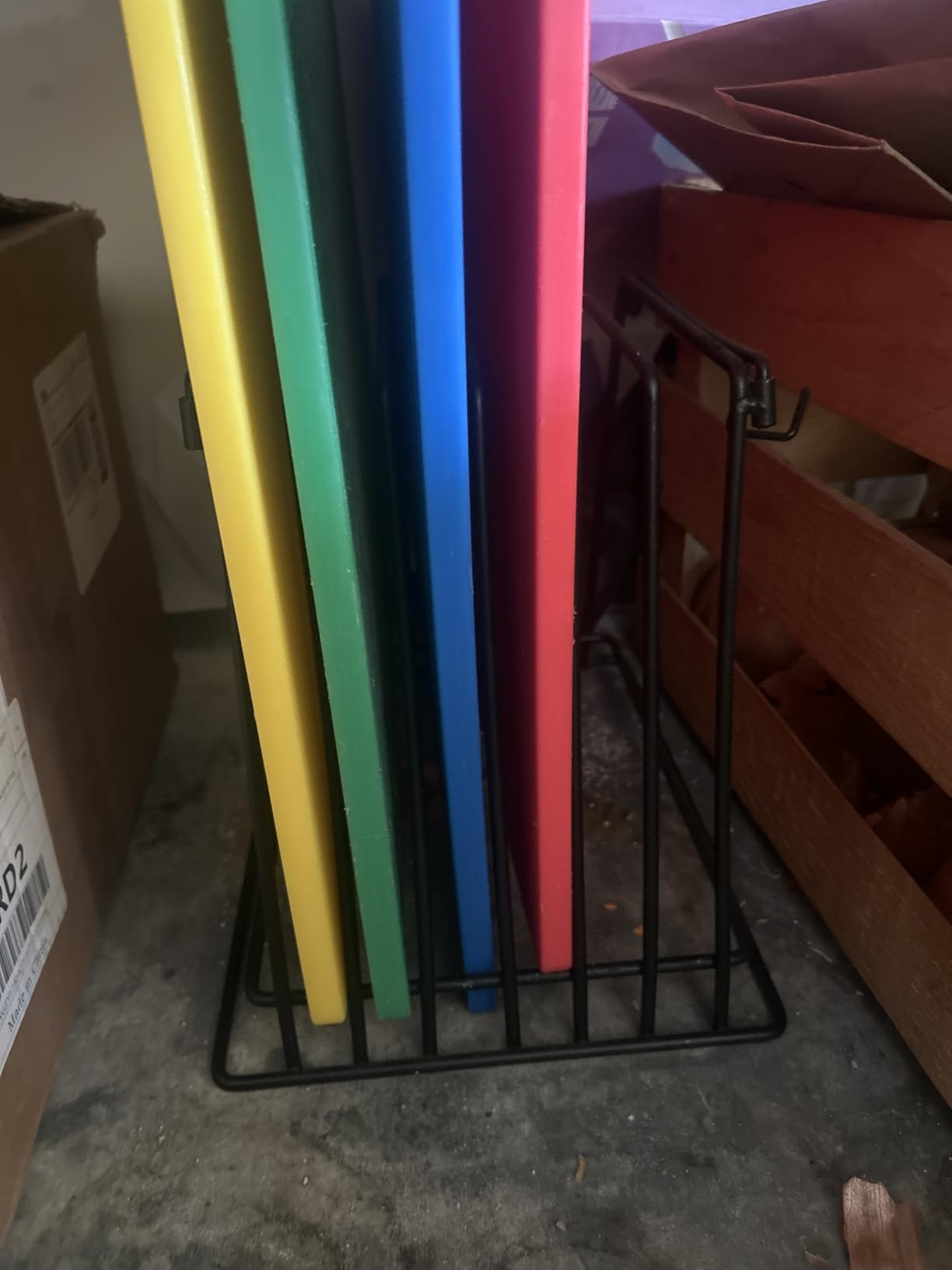 Winco 6-Slot Cutting Board Rack, Vinyl Coated Medium customer photo 1