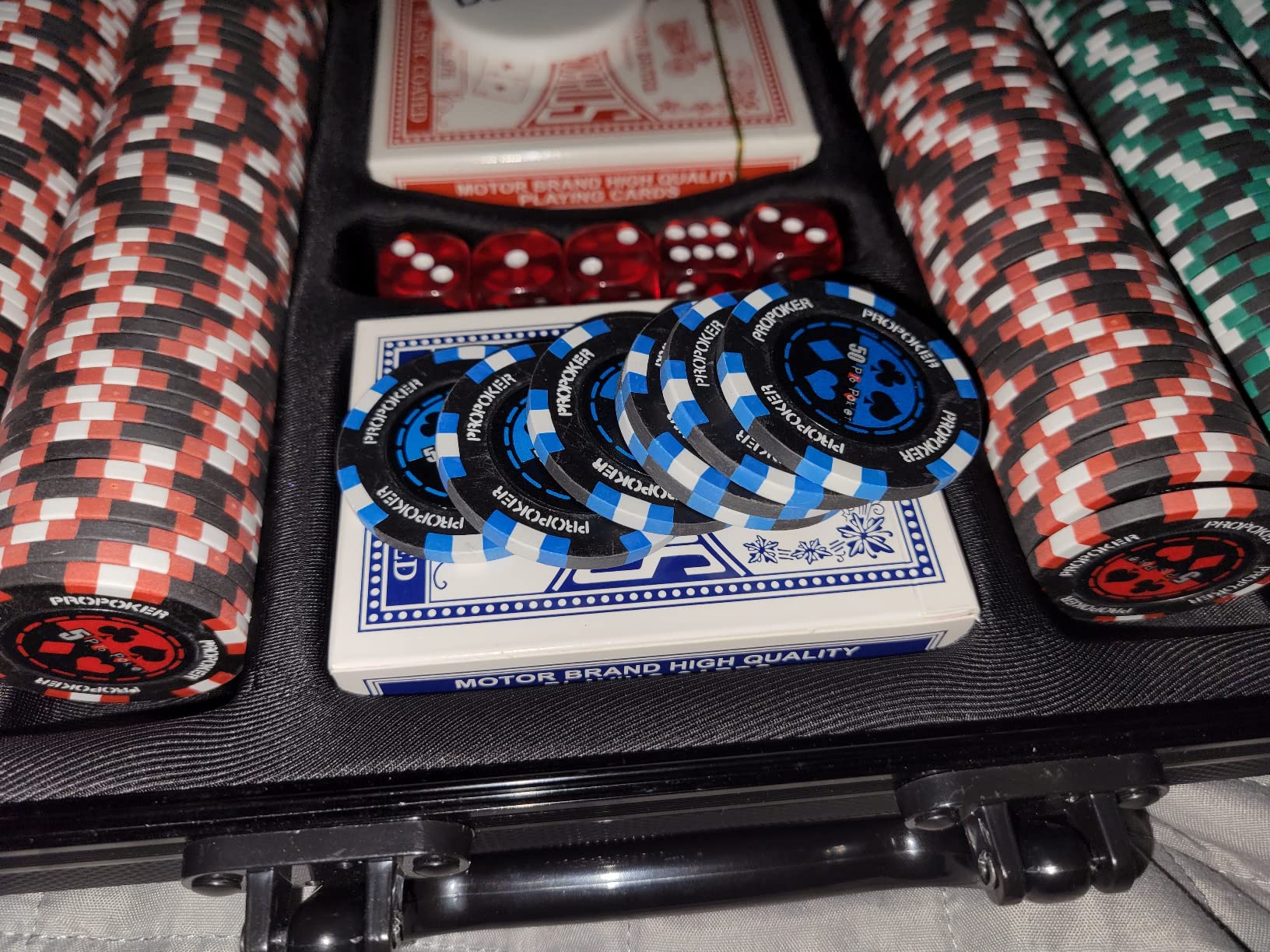 Versa Games Pro Poker Chips Poker Set 13.5g 500 Piece Casino Clay Poker Chips with Denomination Numbers for Texas Hold em New Upgraded Poker Chip Case customer photo 1