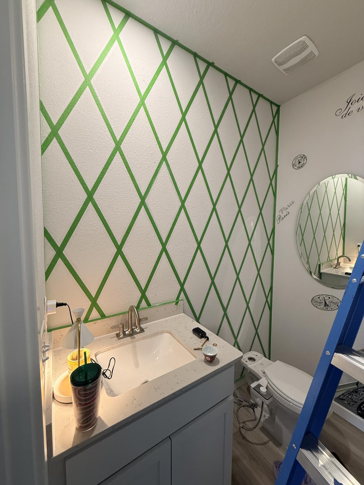 FrogTape Multi-Surface Painter's Tape with PAINTBLOCK, 1 in Wide (0.94 in x 60 yd), Quick Stick Medium Adhesion, Premium Green Painters Tape Removes Clean, 1 Roll customer photo 1