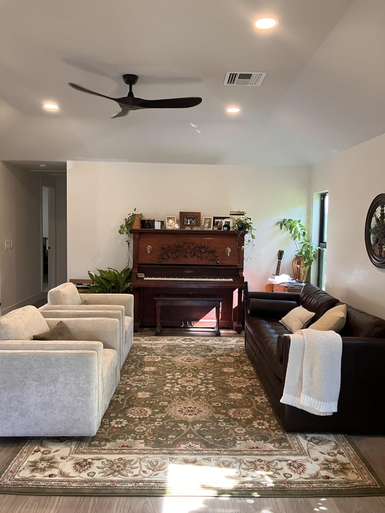 SAFAVIEH Lyndhurst Collection Area Rug - 9' x 12', Ivory & Red, Traditional Oriental Design, Non-Shedding & Easy Care, Ideal for High Traffic Areas in Living Room, Bedroom (LNH212K) customer photo 1