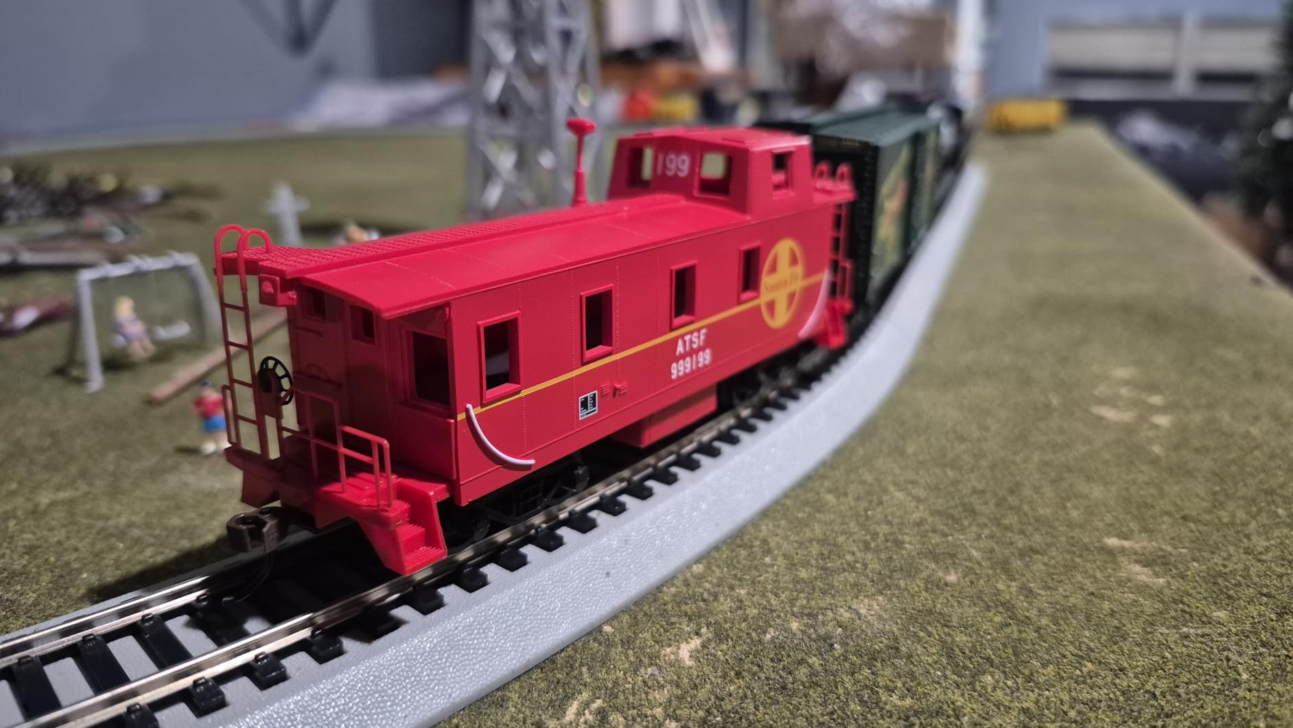Bachmann Trains - Thunder Chief DCC Sound Value Ready To Run Electric Train Set - HO Scale Black 0.5 Liters customer photo 2