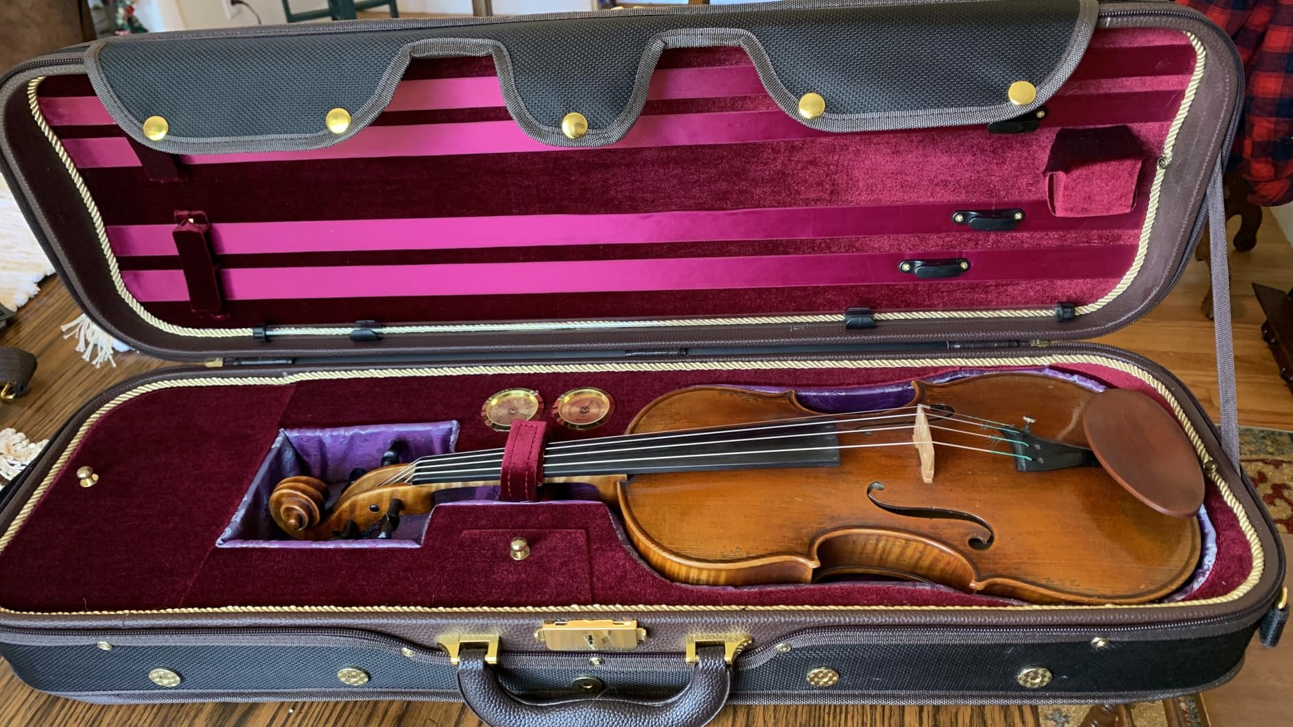 Sky Violin Oblong Case VNCW03 Solid Wood with Hygrometers Black/Magenta customer photo 2