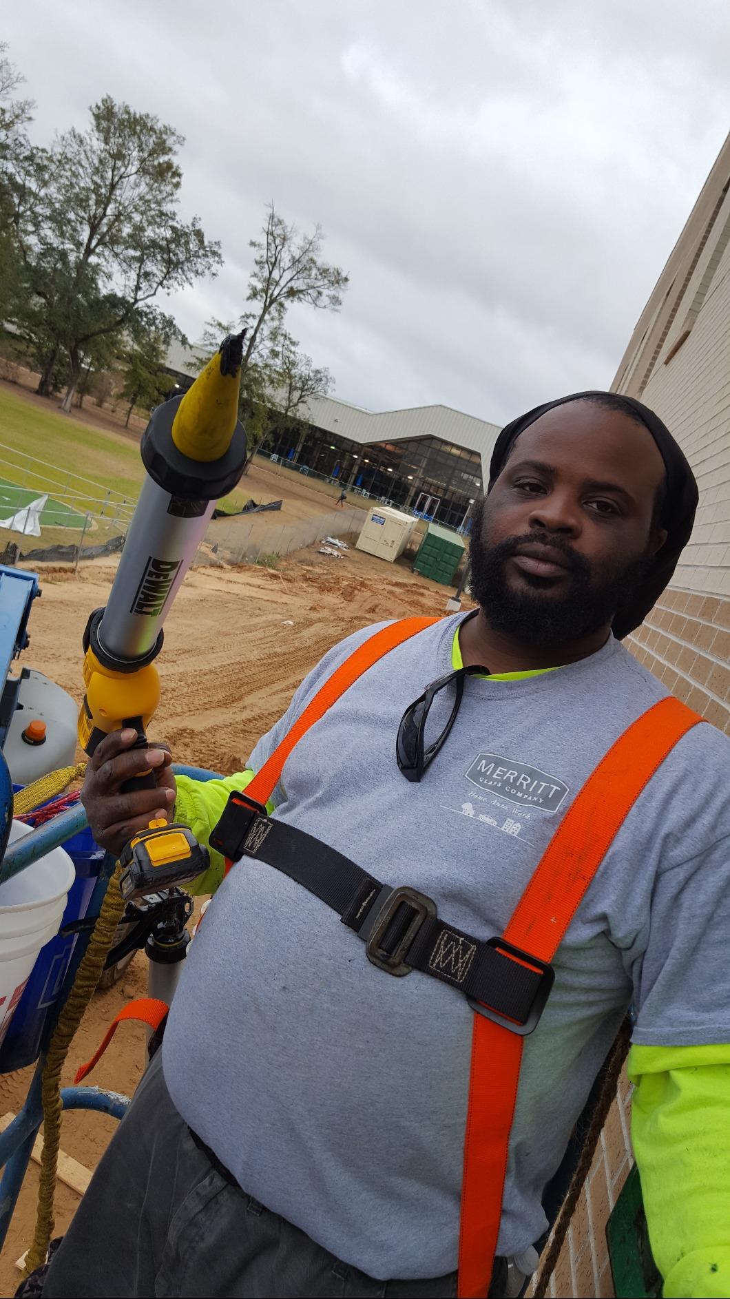 DEWALT 20V MAX Cordless Caulking Gun, Sausage Pack, 300-600ml, Tool Only (DCE580B) customer photo 2