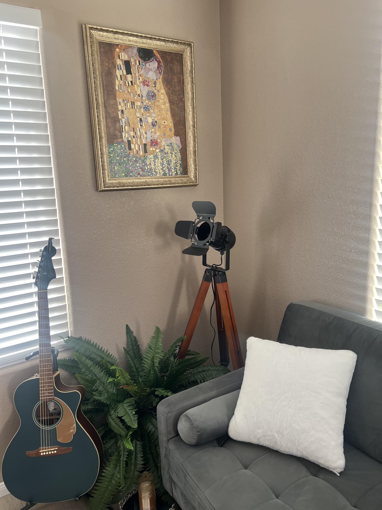 Decoluce Vintage Tripod Floor Lamp, Height Adjustable Wooden Camera Tripod Rotatable Spotlight Tall Standing Light, Nostalgic Cinema Lamps for Living Room, Bedroom, Studios Decor(Black) customer photo 1