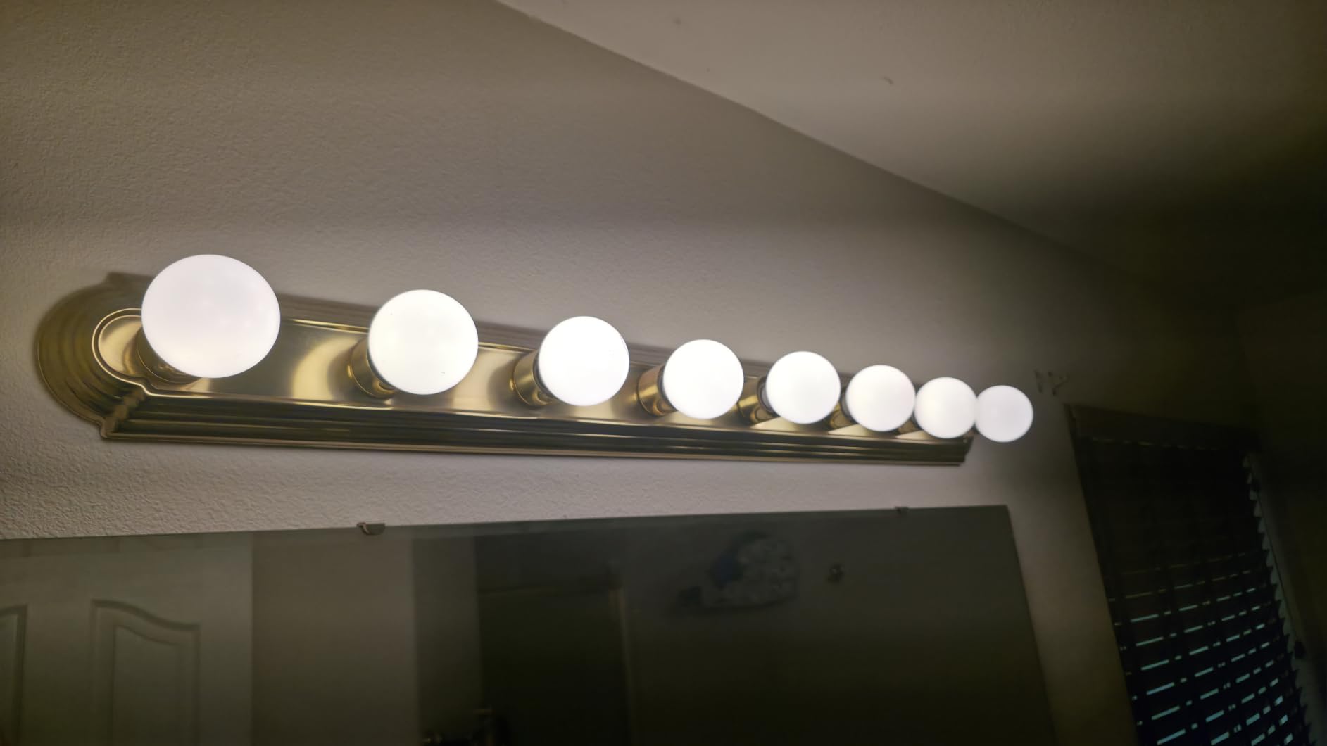 Sunco 12 Pack Vanity Globe Round Light Bulbs G25 LED for Indoor Bathroom Mirror Living Area, CRI92 4000K Cool White, Dimmable 450 Lumens, 6W, E26 Base, Round Frosted Classic Ambient Decorative Bulb - UL customer photo 1
