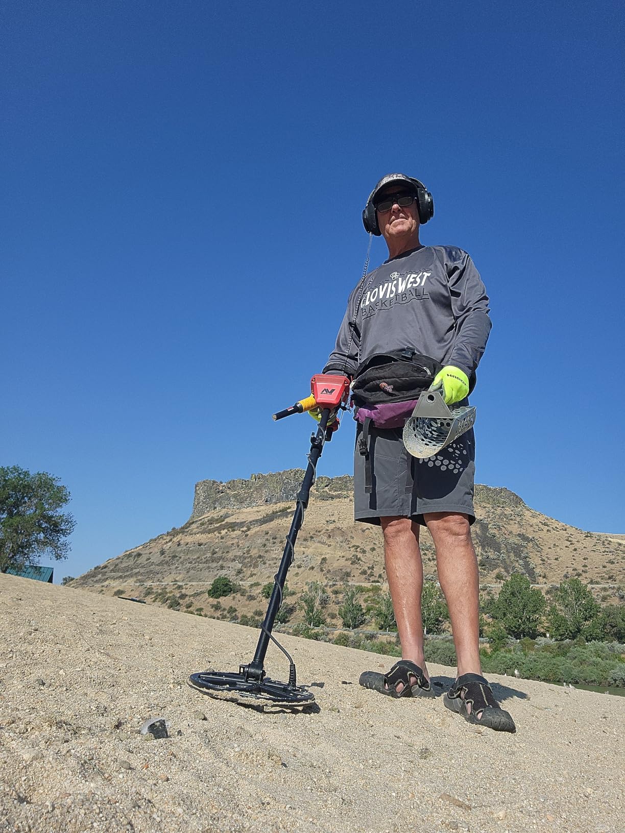 Minelab PRO-FIND 15 Waterproof Pinpointer Metal Detector for Adults with Audio Indication (Holster Included) customer photo 2