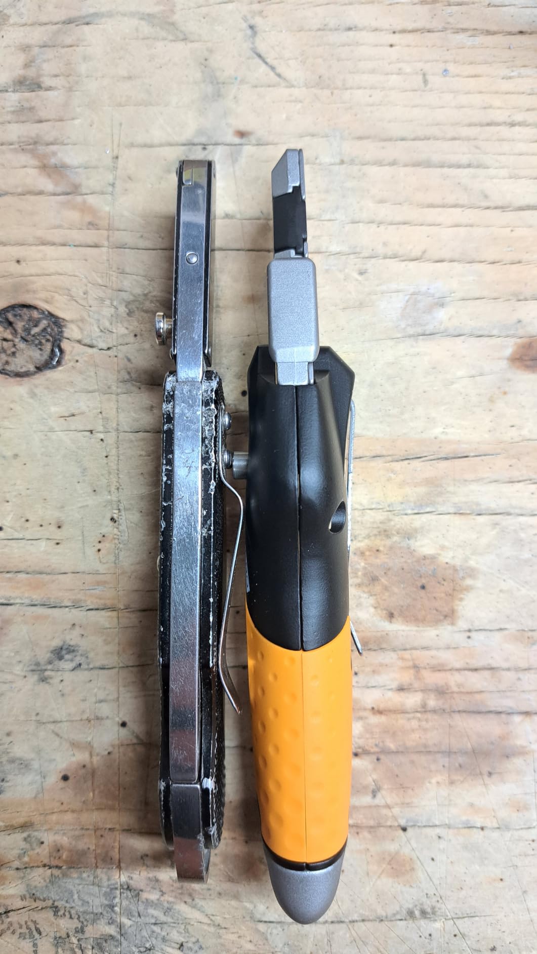 Fiskars Pro Retractable Folding Utility Knife, Box Cutter with Long-Lasting CarbonMax Razor Blade and Dual Lock Safety, Orange/Black customer photo 1