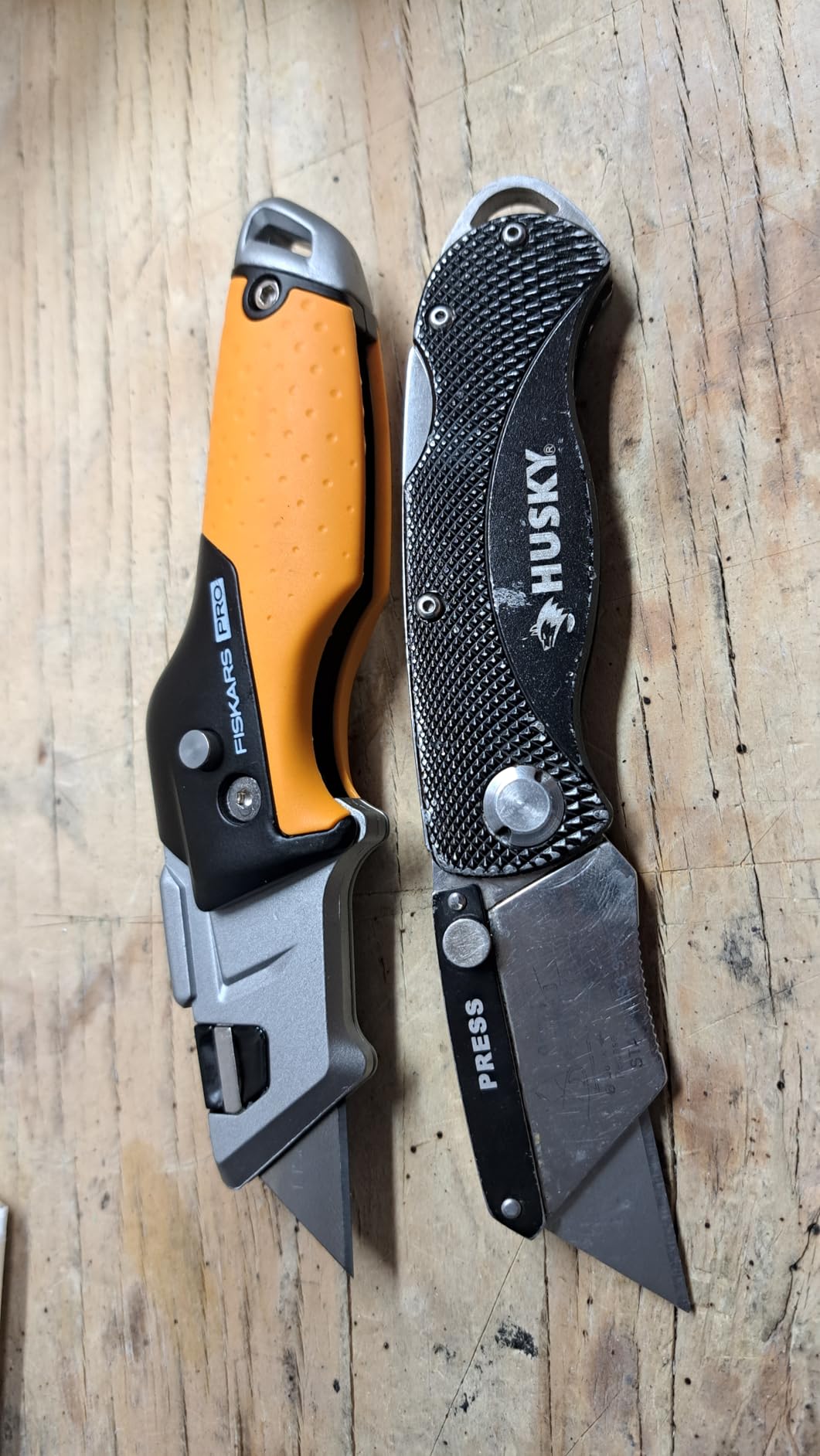 Fiskars Pro Retractable Folding Utility Knife, Box Cutter with Long-Lasting CarbonMax Razor Blade and Dual Lock Safety, Orange/Black customer photo 2