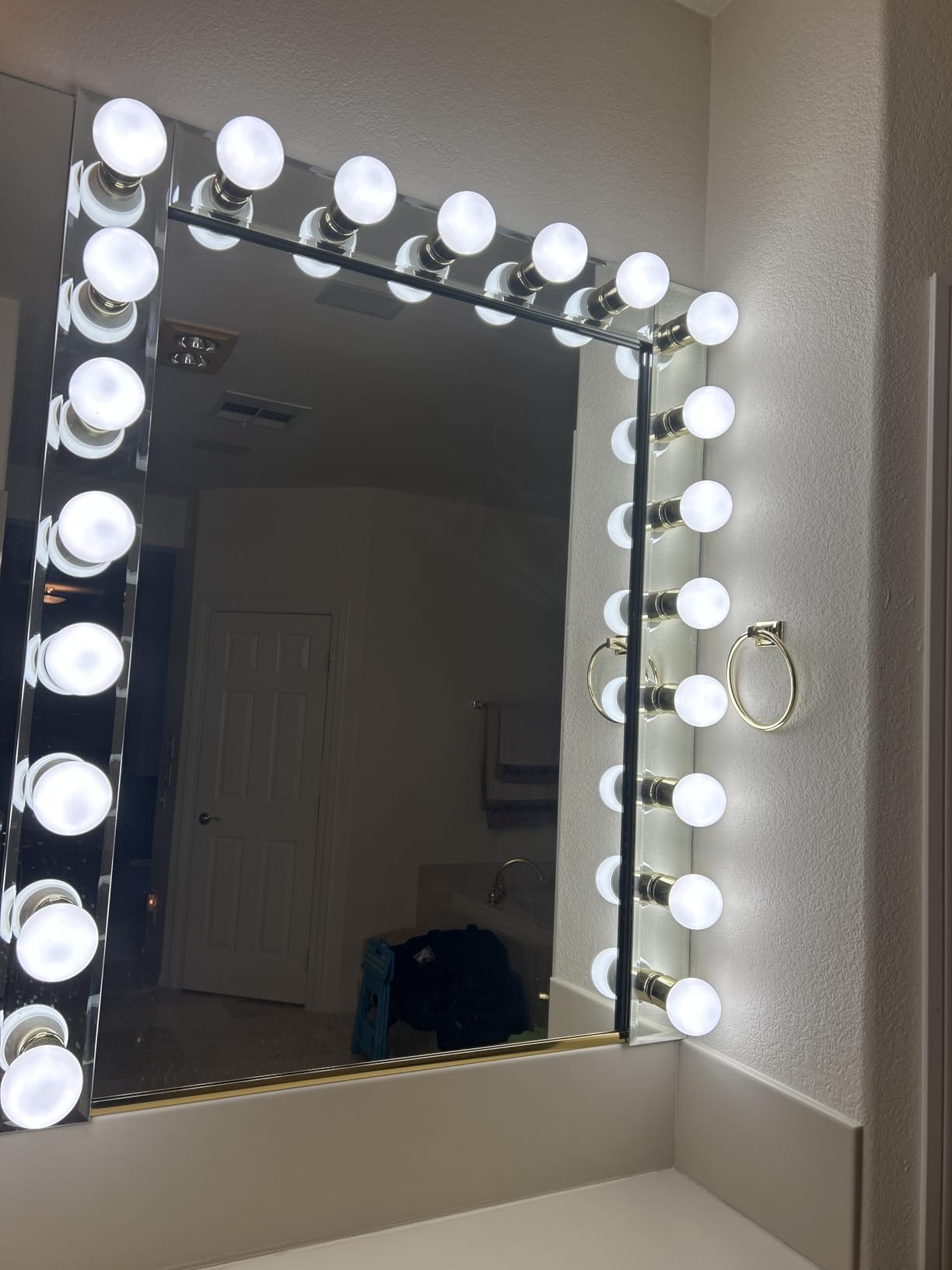 Cotanic G25 LED Globe Light Bulbs, 5W Vanity Light Bulb (60W Equivalent), Daylight 4000K, Non-dimmable Makeup Mirror Lights for Bedroom, Led Bathroom Light Bulbs, E26 Medium Screw Base, 500lm, Pack of 4 customer photo 1