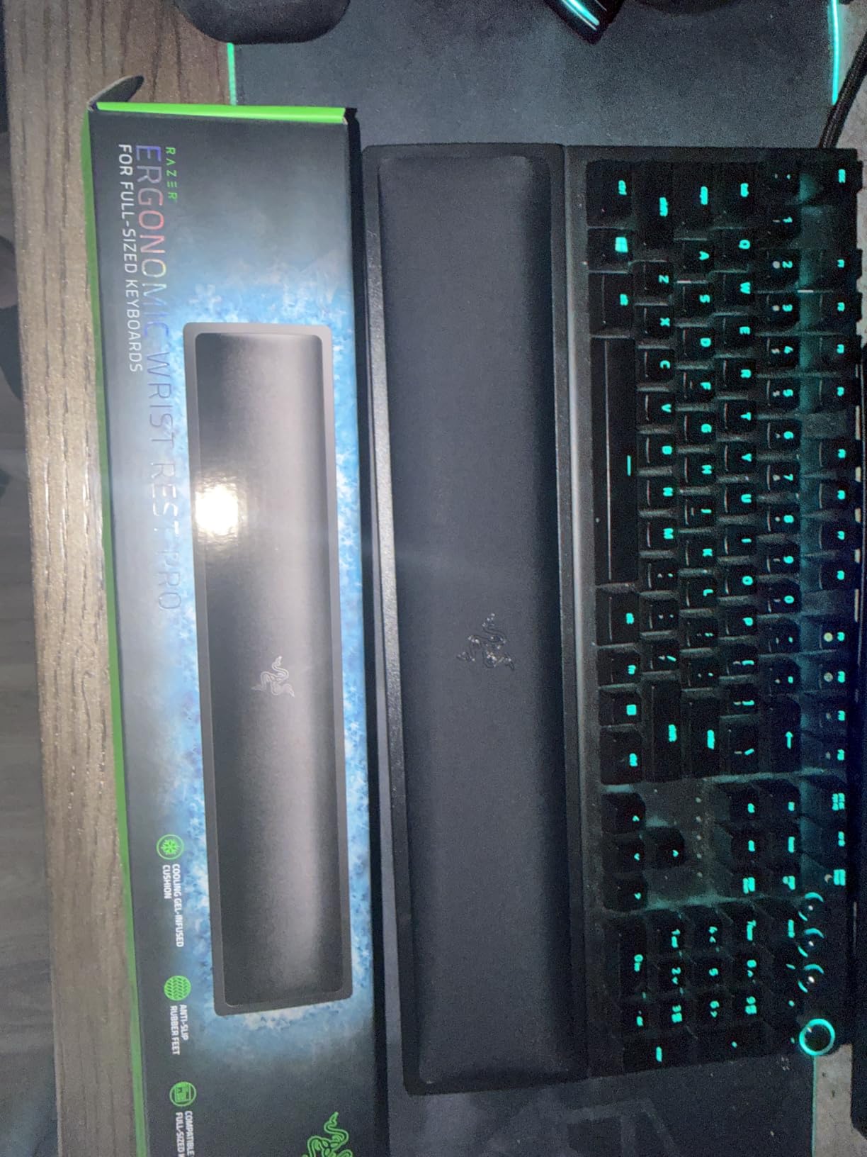 Razer Ergonomic Wrist Rest for Full-Sized Keyboards: Anti-Slip Rubber Base - Angled Incline - Classic Black customer photo 1