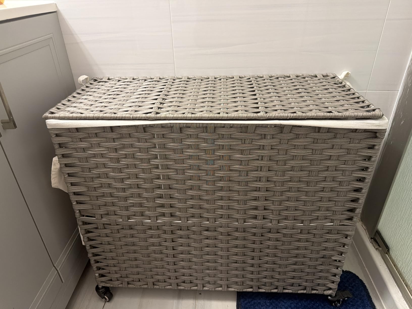 SONGMICS Laundry Hamper with Lid, 37 Gallons (140 L), Rolling Laundry Basket with Wheels, 3-Section Synthetic Rattan, Removable Liner, Bedroom, 26 x 13 x 26 Inches, Natural ULCB363N01 customer photo 1