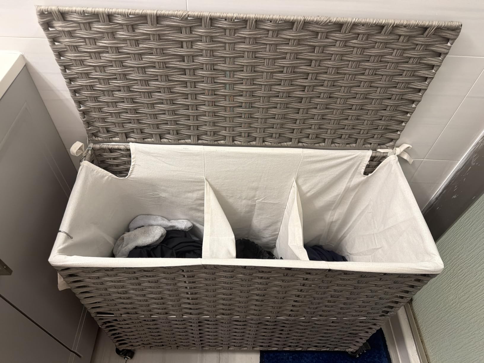 SONGMICS Laundry Hamper with Lid, 37 Gallons (140 L), Rolling Laundry Basket with Wheels, 3-Section Synthetic Rattan, Removable Liner, Bedroom, 26 x 13 x 26 Inches, Natural ULCB363N01 customer photo 2