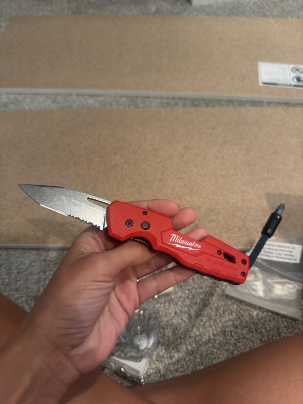 Milwaukee FASTBACK Folding Utility Knife w/Blade Multifunctionality, Red-black customer photo 2